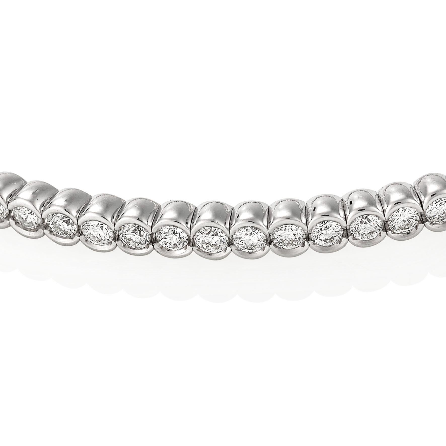 Giulians Contemporary 18k White Gold Diamond Bangle  In New Condition For Sale In Sydney, NSW