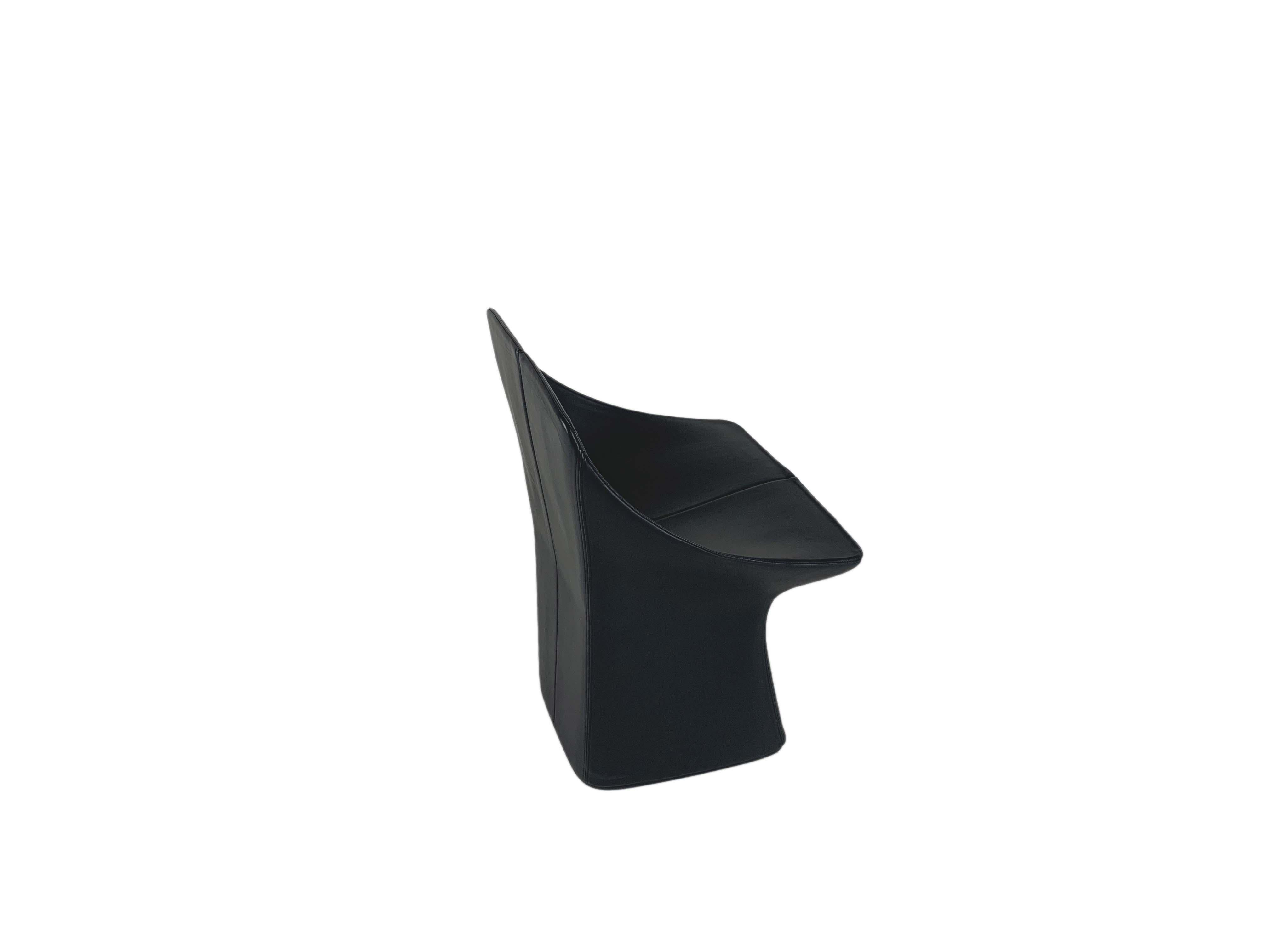 La chaise Giulietta est un produit conçu par Franco Poli pour Bernini en 2005. La ligne de produits est essentielle, avec des proportions compactes et enveloppantes pour un confort total. La structure, constituée d'une double coque en mousse moulée