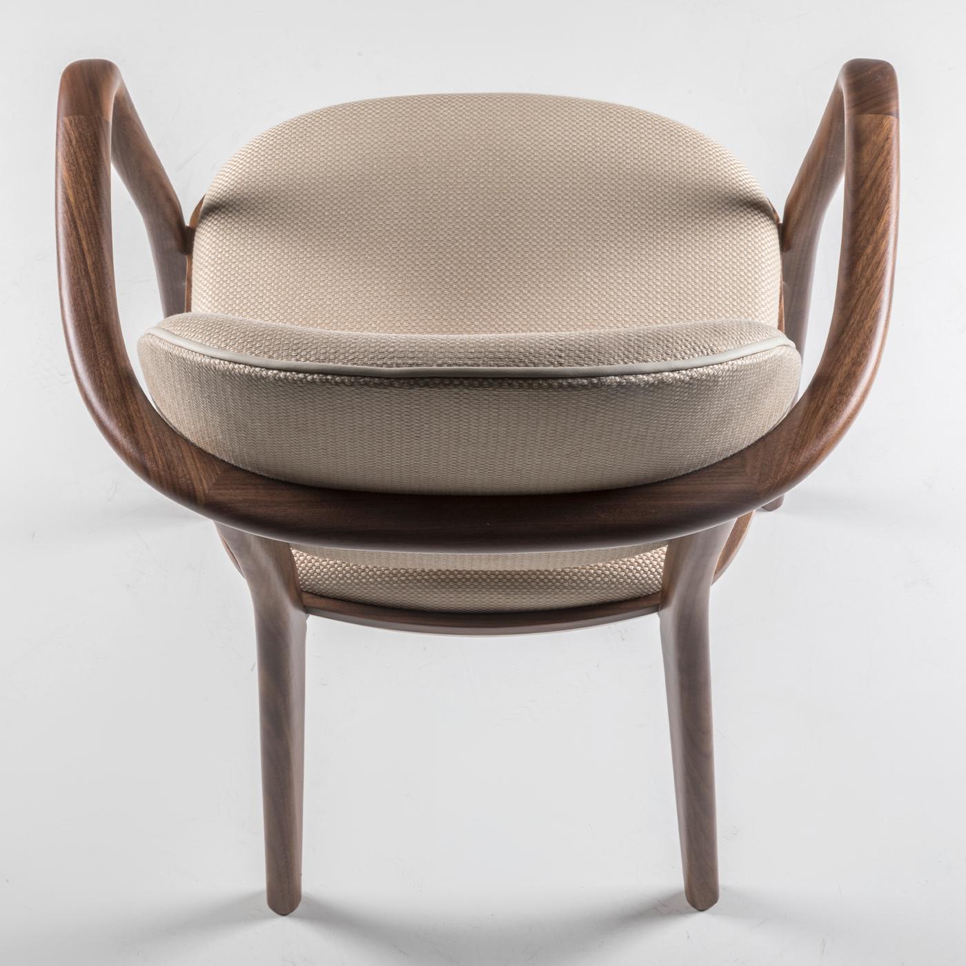 Affichant une combinaison de formes classiques et modernes, la chaise de salle à manger Giulietta conférera une élégance sans effort dans une maison d'inspiration moderne et du milieu du siècle. Le cadre en noyer Canaletto massif se caractérise par