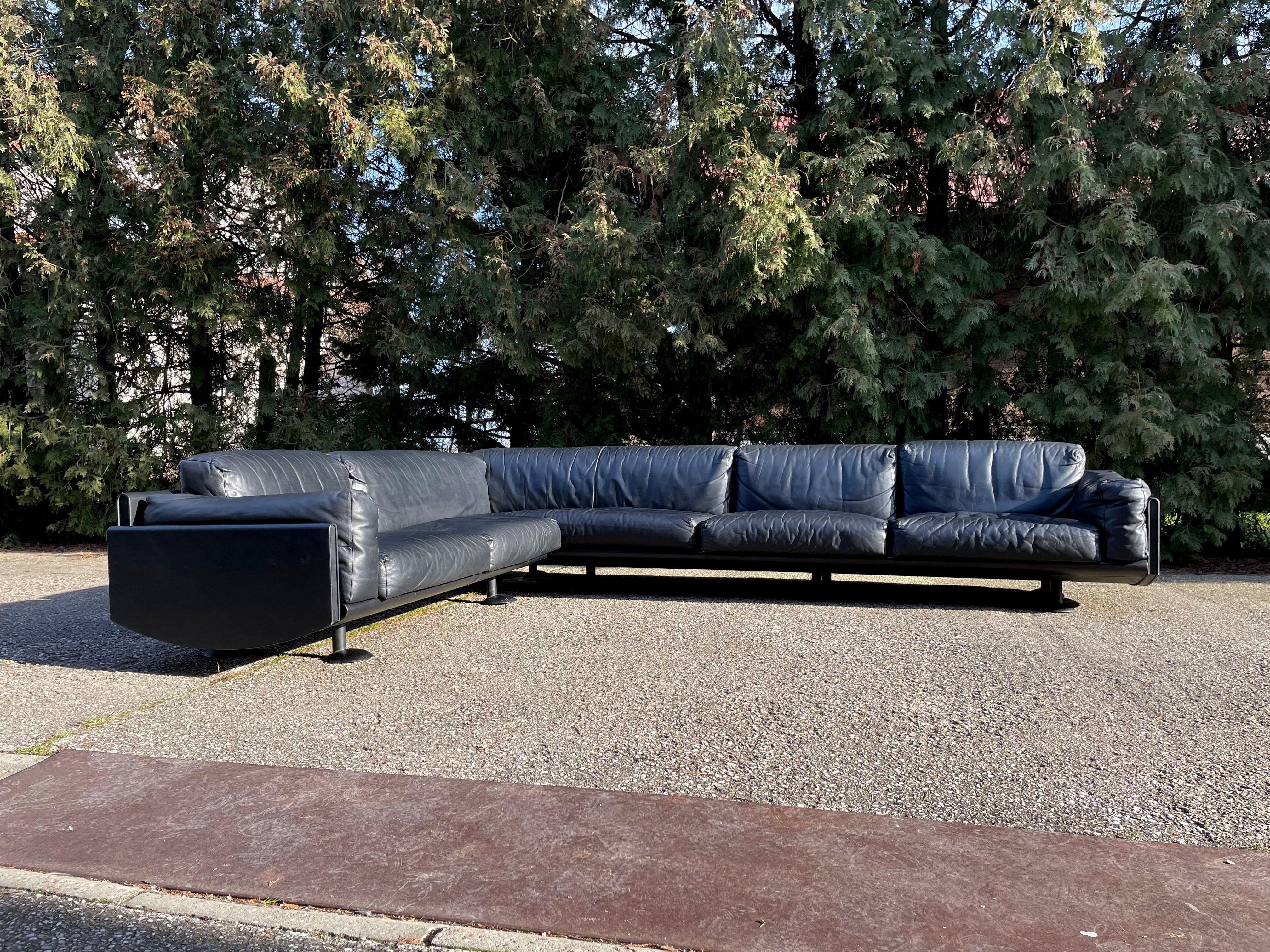 Modern Giulio Corner Black Leather Sofa by Afra & Tobia Scarpa for Meritalia, Italy 80s For Sale