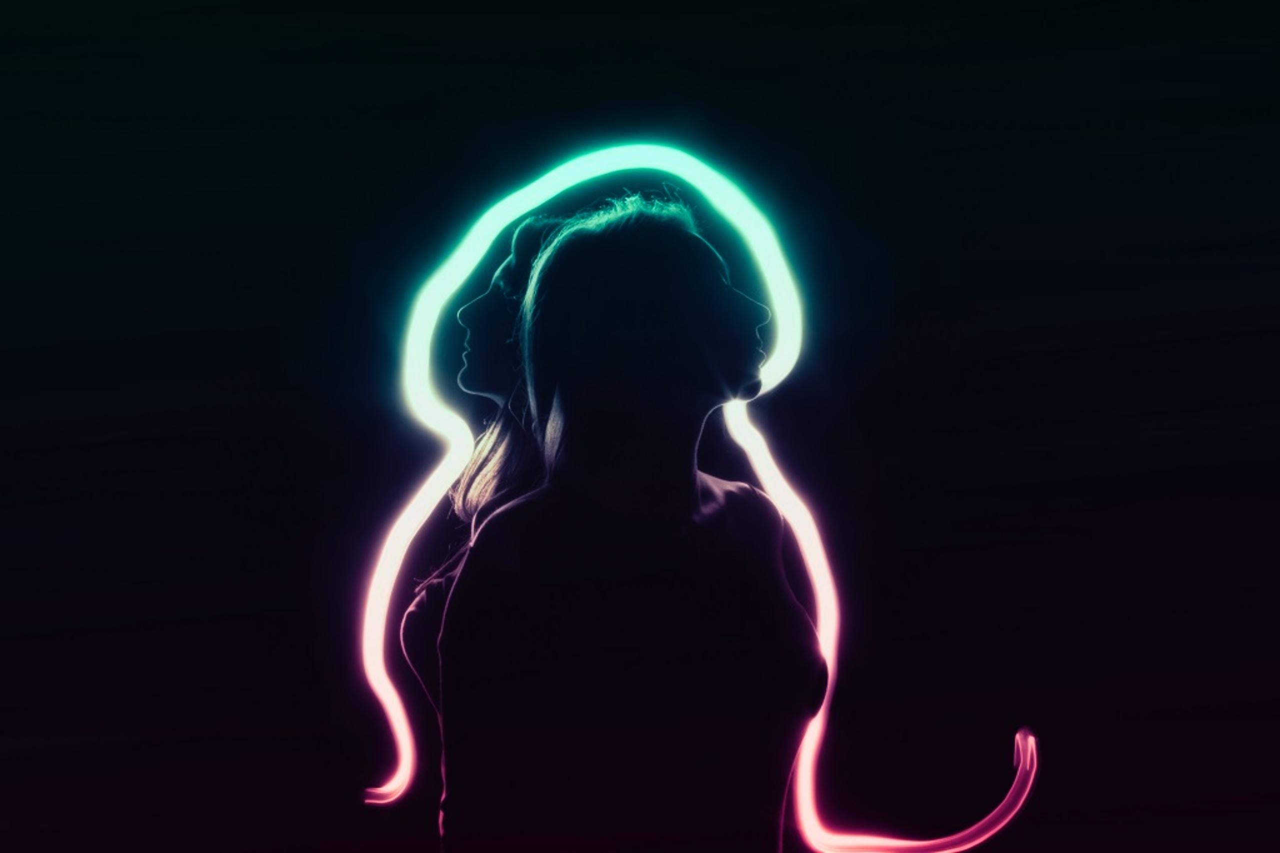Dieses schöne Foto Backlight 5 wurde von dem italienischen Fotografen Giulio Gonella aufgenommen.

Direktdruck auf Aluminium aus der Druckserie Backlight, offene Auflage. Vom Künstler handsigniert.

Das Projekt Backlight hebt den menschlichen Körper