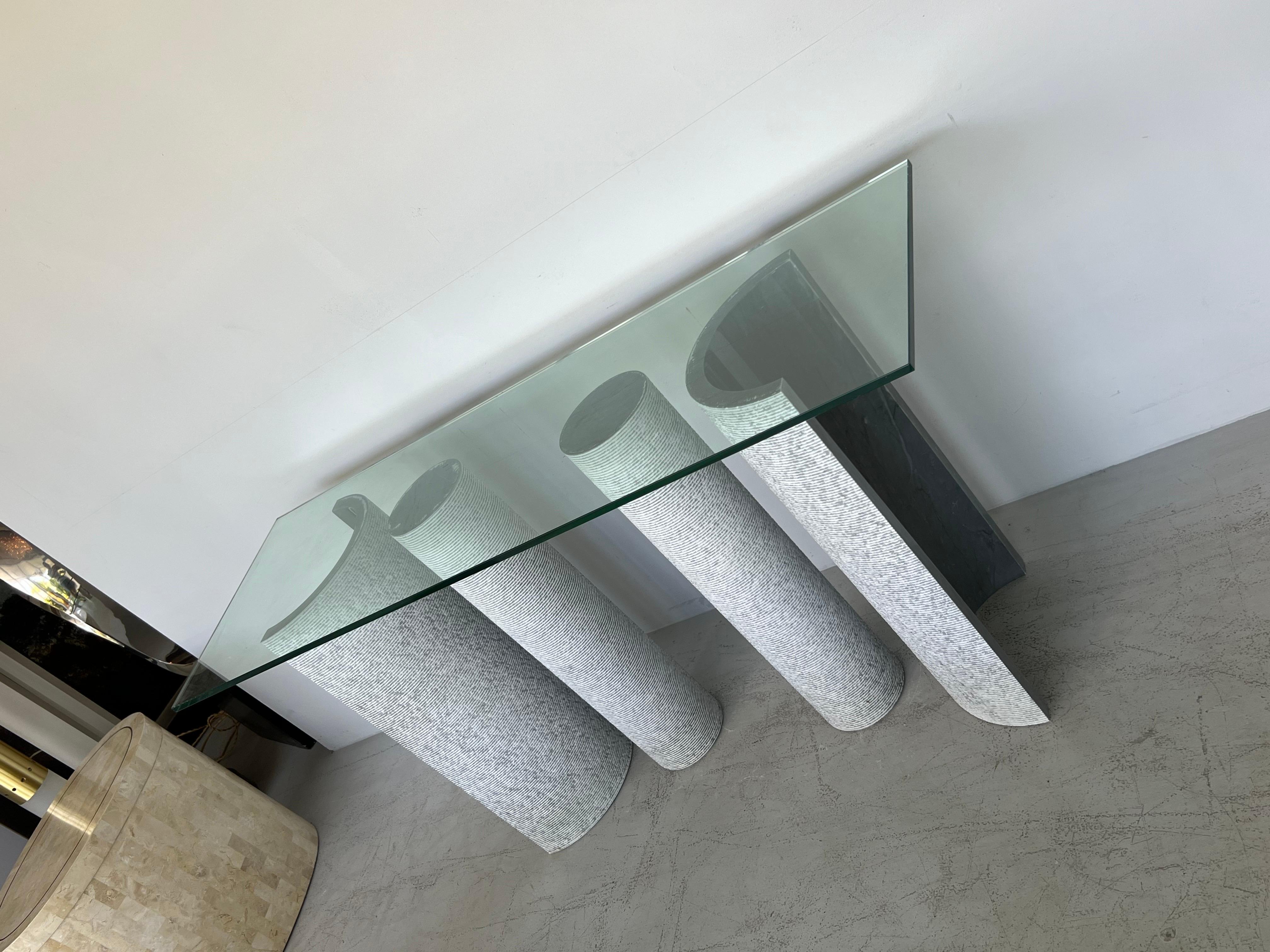 Una rara console di Giulio Lazzotti. Design versatile: gli elementi in marmo possono essere disposti in diverse configurazioni. 2 colonne in marmo massiccio e 2 mezzi cerchi. L'esterno dei pezzi di marmo presenta l'iconica texture circolare incisa