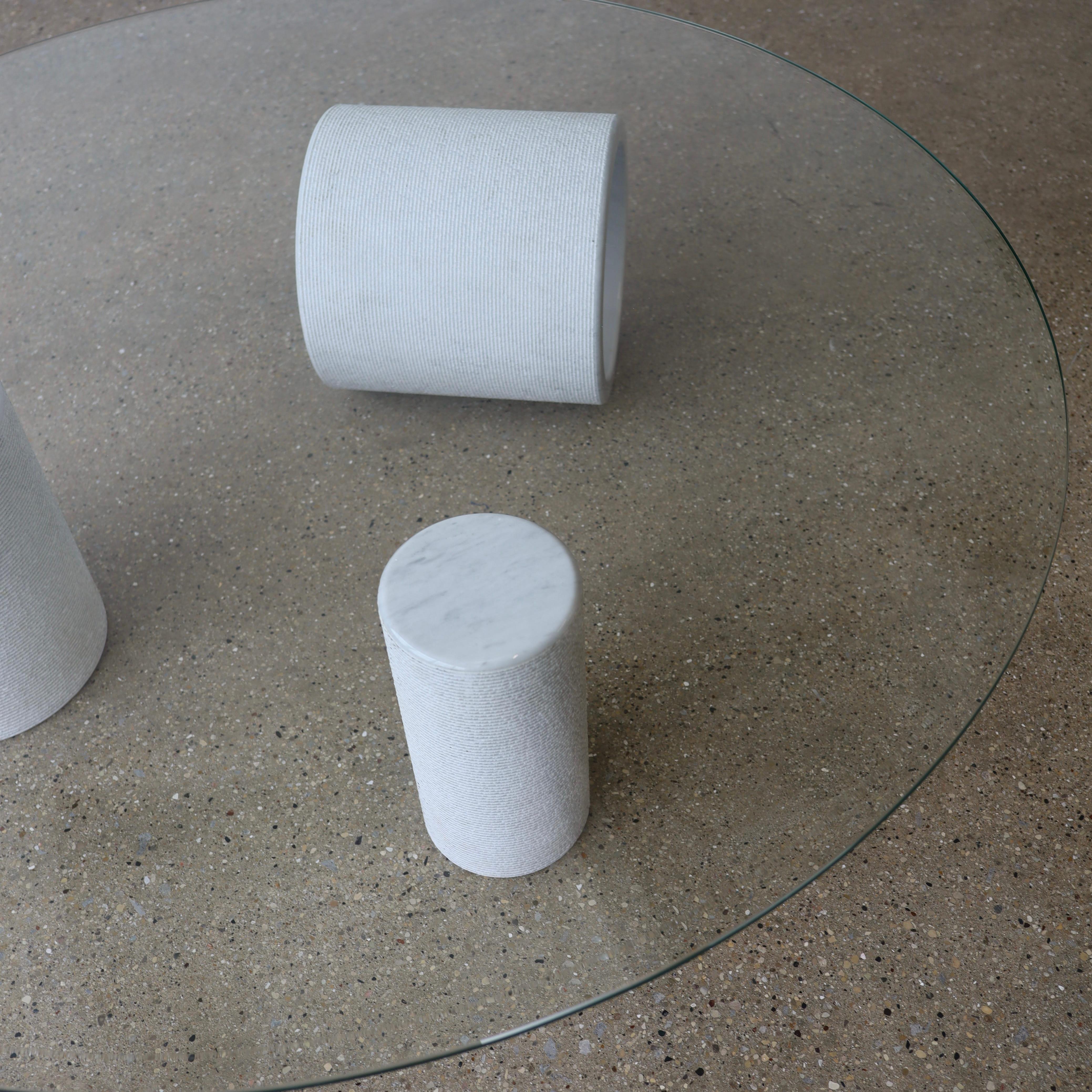 c. 1970 pour Casigliani, composée de marbre blanc et présentant des cannelures uniques. Cette table est en excellent état mais le verre et le marbre présentent des traces d'usure dues à l'âge et à l'utilisation.
