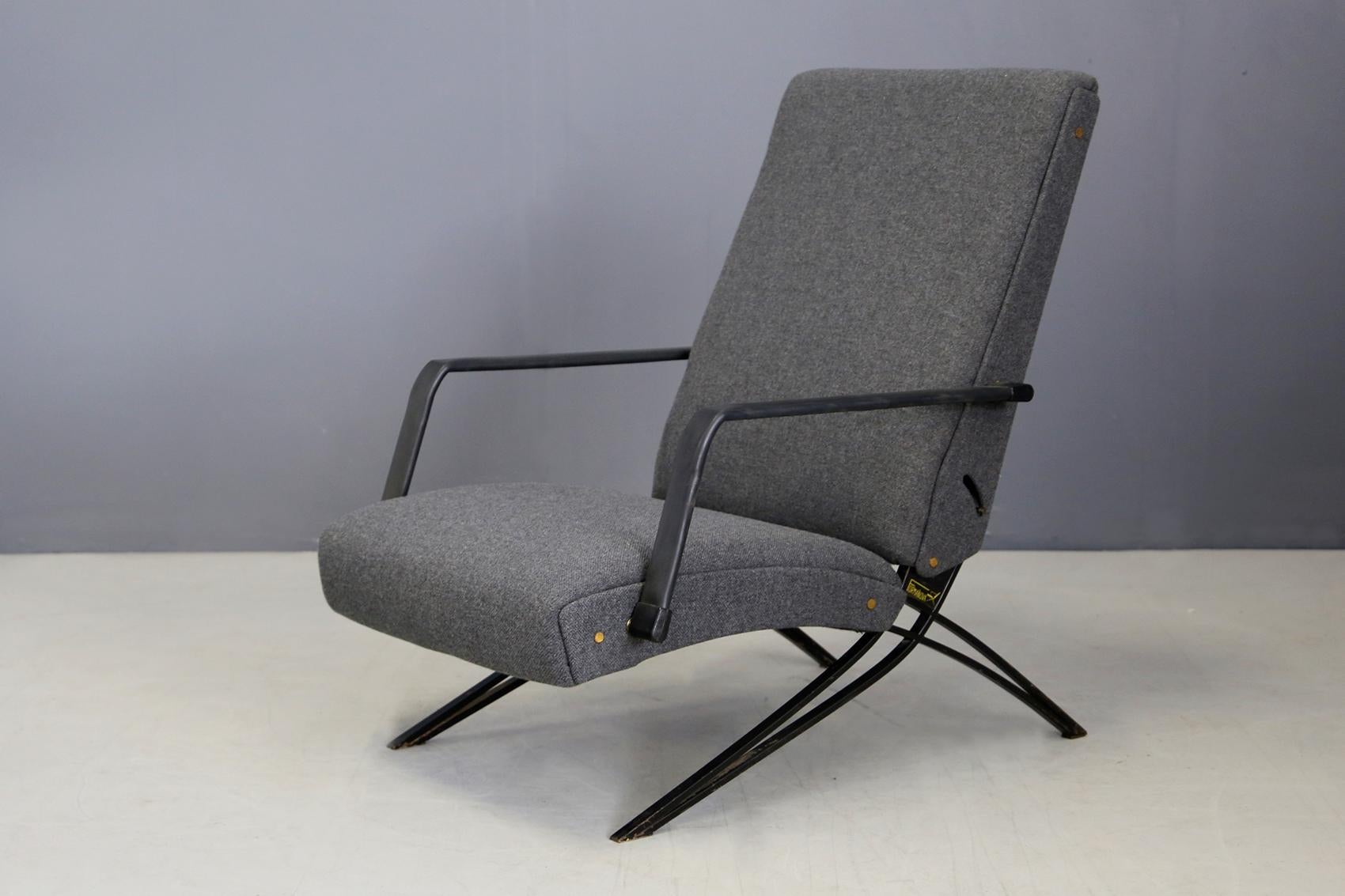 Reclining armchair of the Formanova manufacture designed by designer Giulio Moscatelli in 1960s. The armchair is in excellent condition its fabric is in grey cotton in perfect condition. It is made of chrome-plated metal, foam padding and fabric. In