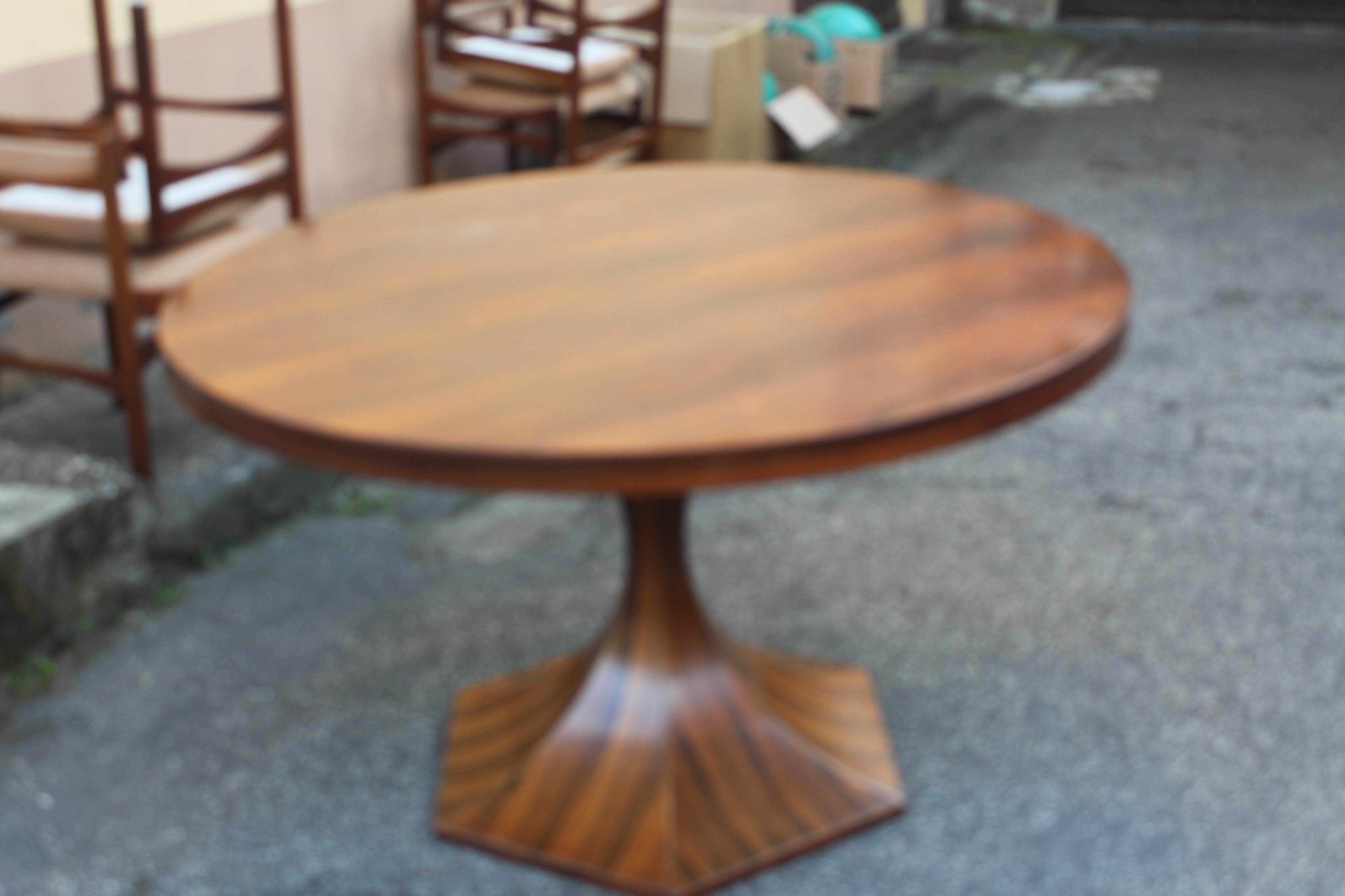 Mid-Century Modern Giulio Moscatelli for Meroni round center or dining table in rare rosewood  For Sale
