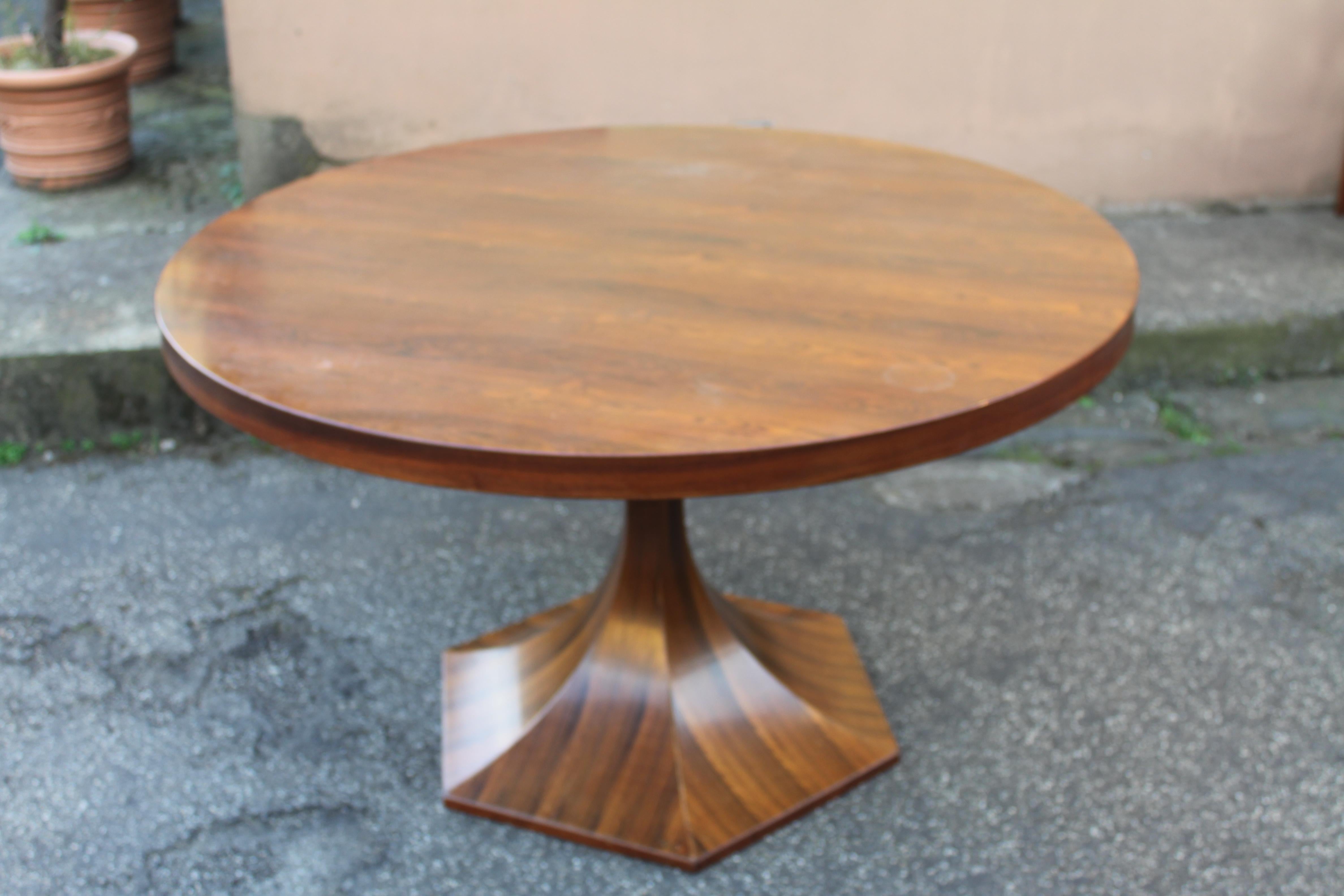 Giulio Moscatelli for Meroni round center or dining table in rare rosewood In Good Condition In Medesano, Parma
