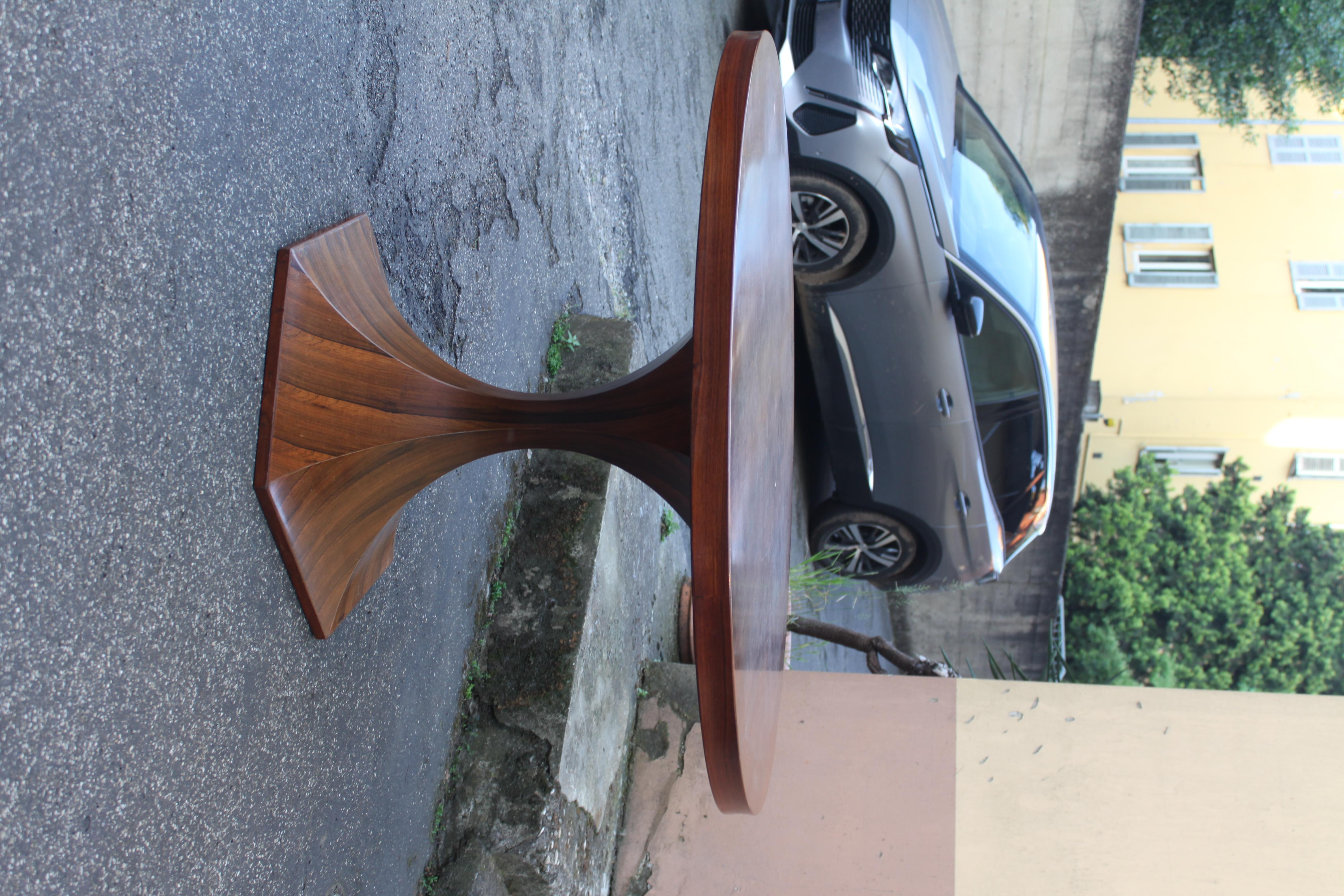 Wood Giulio Moscatelli for Meroni round center or dining table in rare rosewood  For Sale