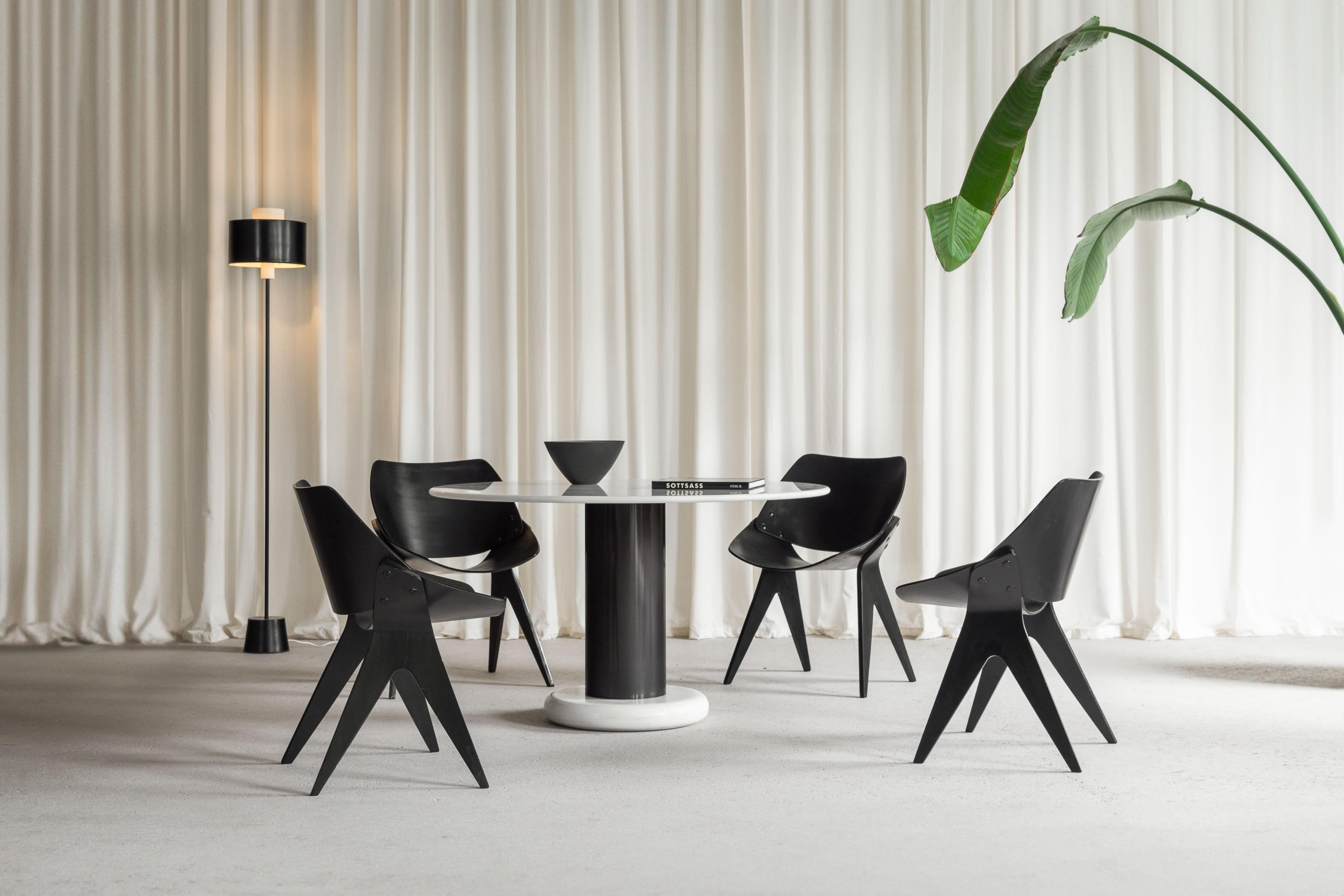 Un fabuleux ensemble de 4 chaises de salle à manger en contreplaqué 'Bivalve 940' conçu par Gianni Moscatelli et fabriqué en Italie vers 1955. Ces magnifiques chaises de salle à manger en contreplaqué organique ont une forme inhabituelle mais