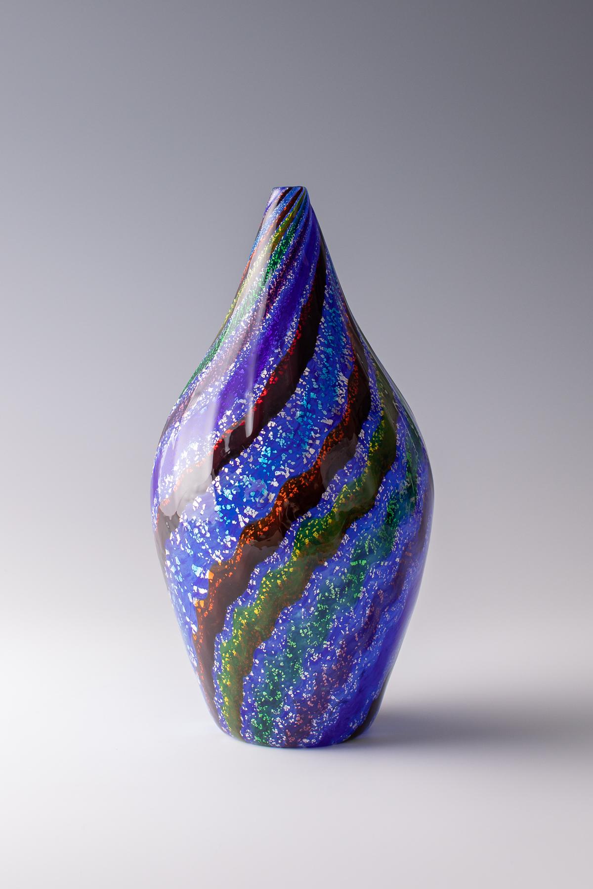 Giulio Radi (1895 - 1952)

Vaso, modello 'Reazioni Polichrome',  1950 für A.V.e.M.

Vetro policromo con murrine e inclusioni di lamine d'oro.

Condizioni: Ottime condizioni. 