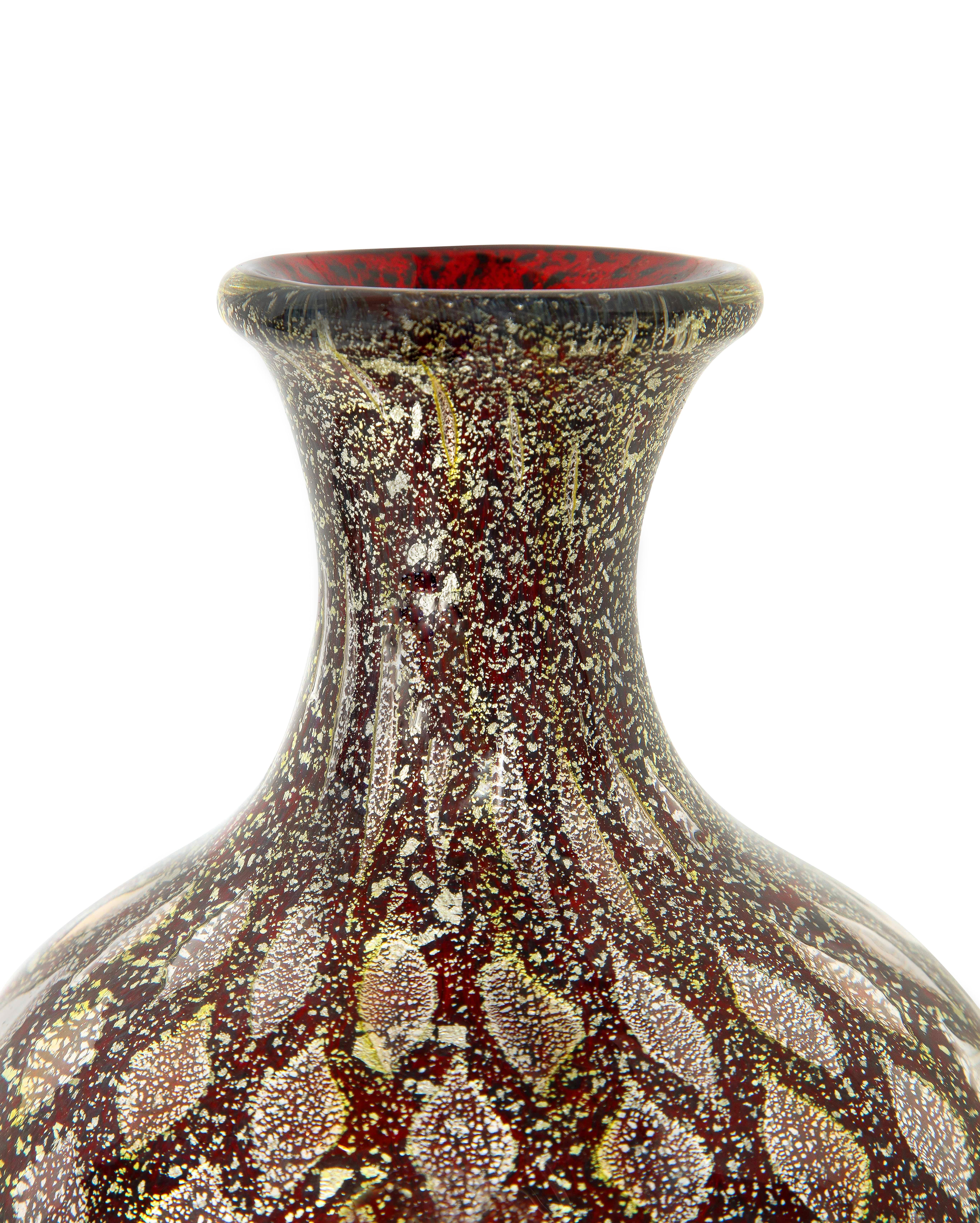 Mid-Century Modern Giulio Radi Rare vase en verre rouge avec feuille d'or ca 1950 en vente
