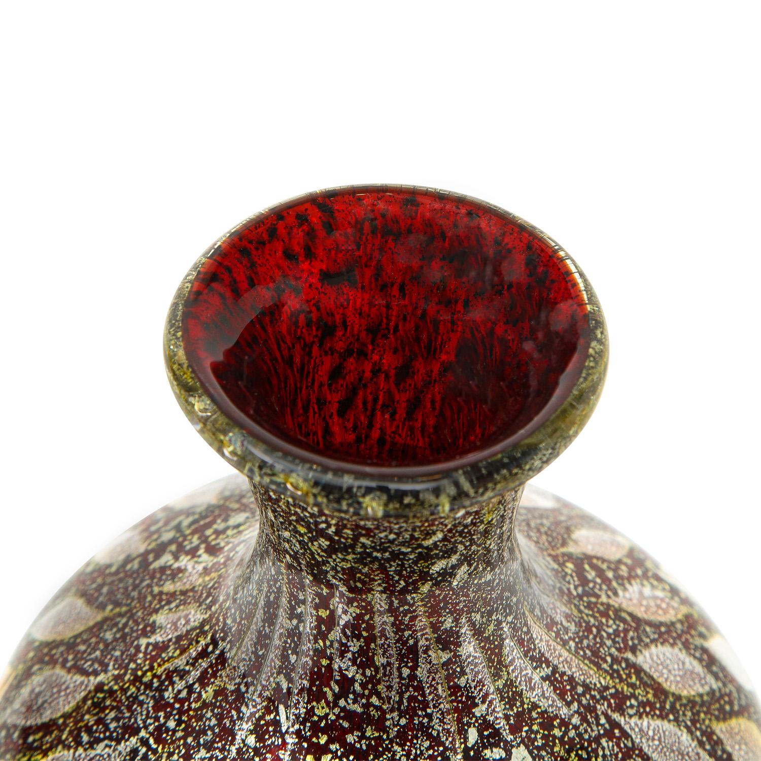 italien Giulio Radi Rare vase en verre rouge avec feuille d'or ca 1950 en vente