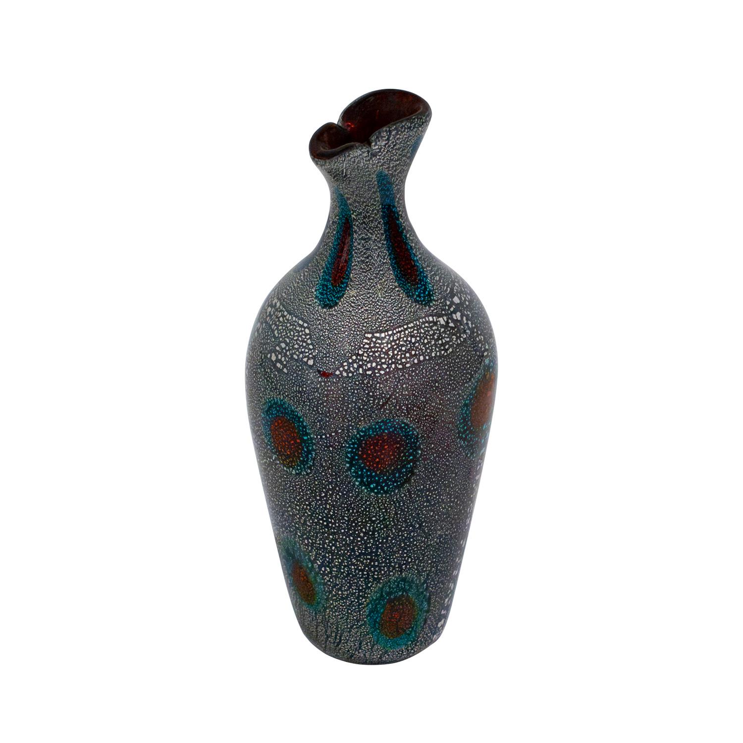 Vaso in vetro soffiato a mano con lamina d'argento e murrine blu e rosse, della serie Reazione Policrome di Giulio Radi per AVEM, Murano, 1950 circa. La colorazione di questo piccolo gioiello è superba. 

Riferimento:
AVEM Artistic Production