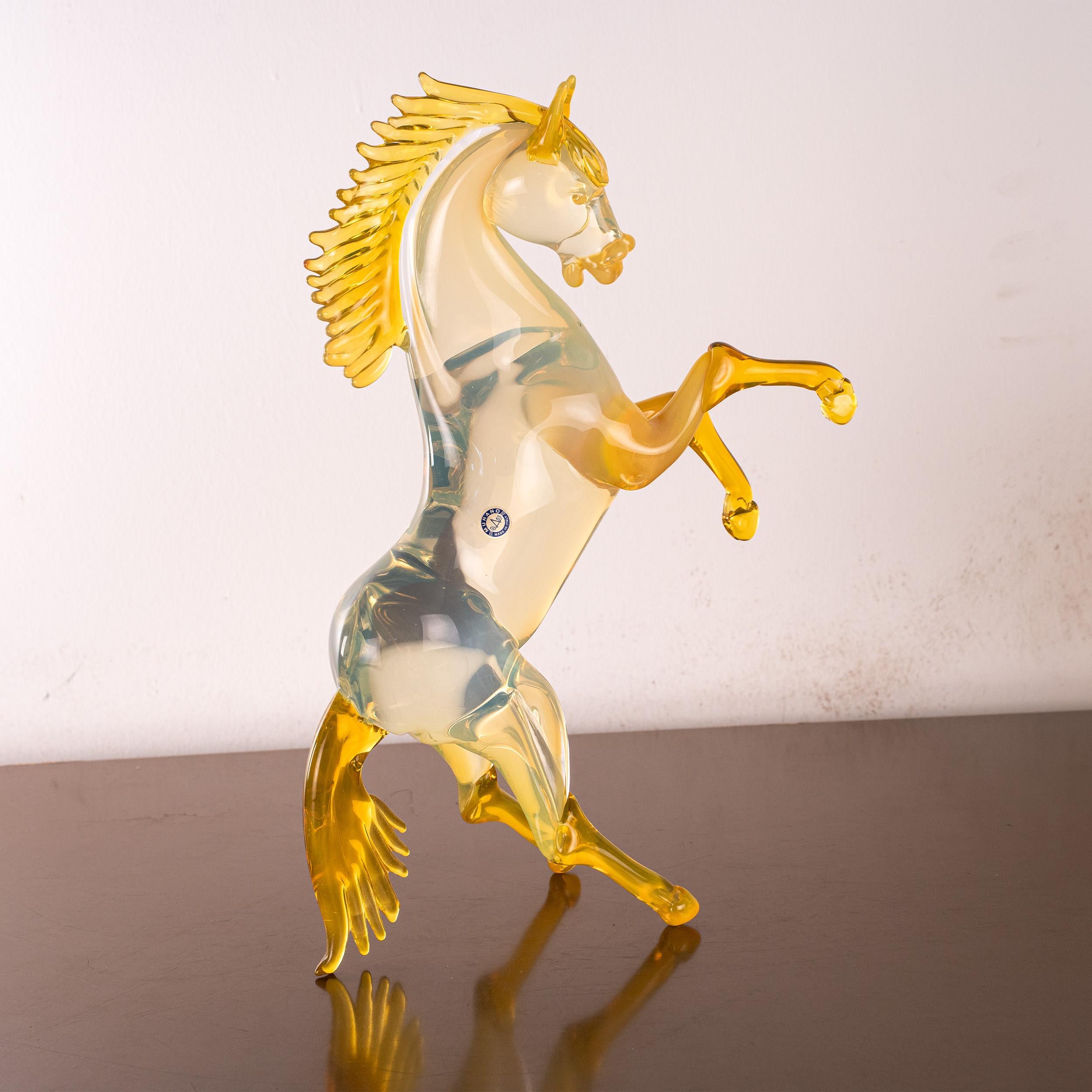 Eine auffallende Murano-Glasskulptur des Meisters Giuman, die ein sich aufbäumendes Pferd darstellt, das mit leuchtendem Goldtopas (