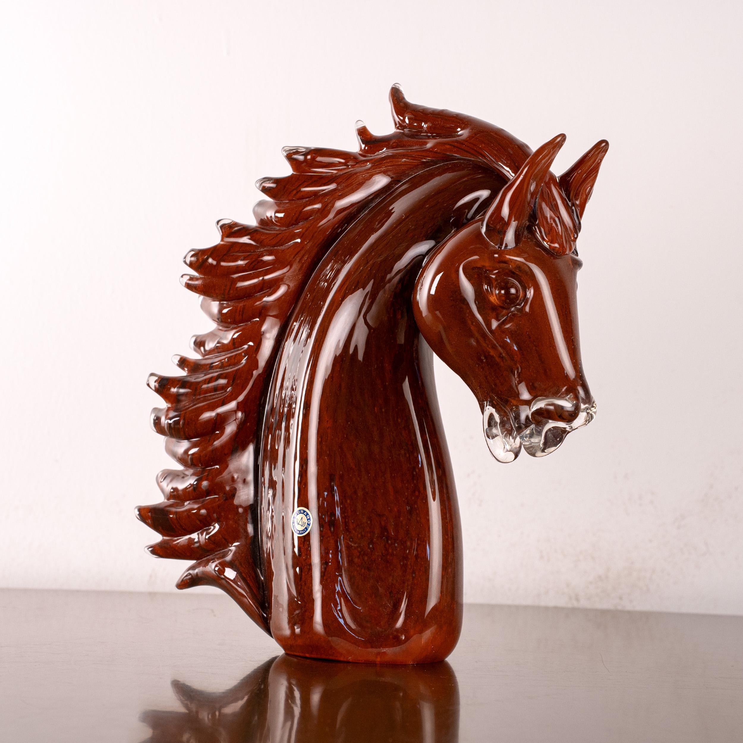 Dieser große Pferdekopf aus Murano-Glas ist ein beeindruckendes skulpturales Werk des venezianischen Meisters Giuman und zeigt die außergewöhnliche Fähigkeit des Künstlers, Kraft, Bewegung und ausdrucksstarke Details in geschmolzenem Glas