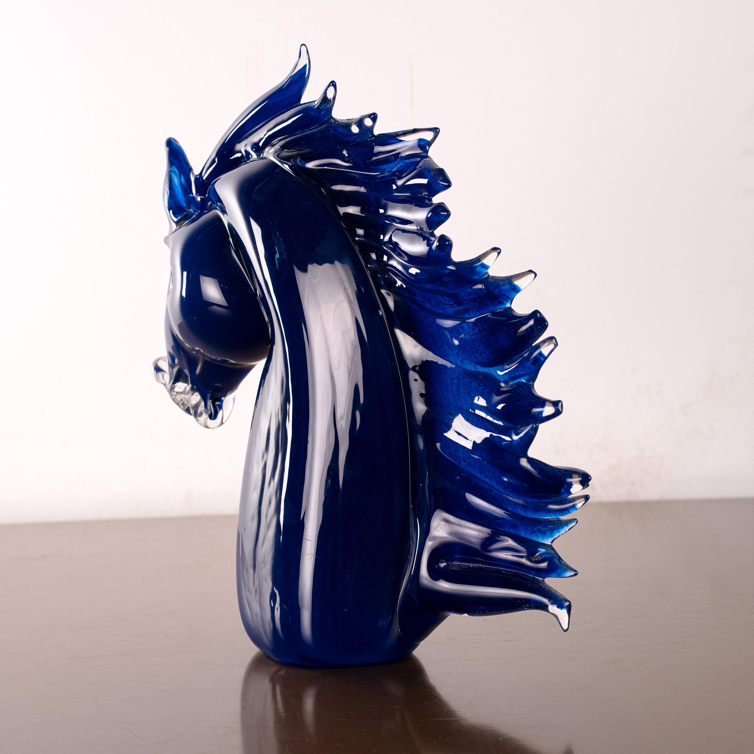 Dieser große Pferdekopf aus Murano-Glas ist ein beeindruckendes skulpturales Werk des venezianischen Meisters Giuman und zeigt die außergewöhnliche Fähigkeit des Künstlers, Kraft, Bewegung und ausdrucksstarke Details in geschmolzenem Glas