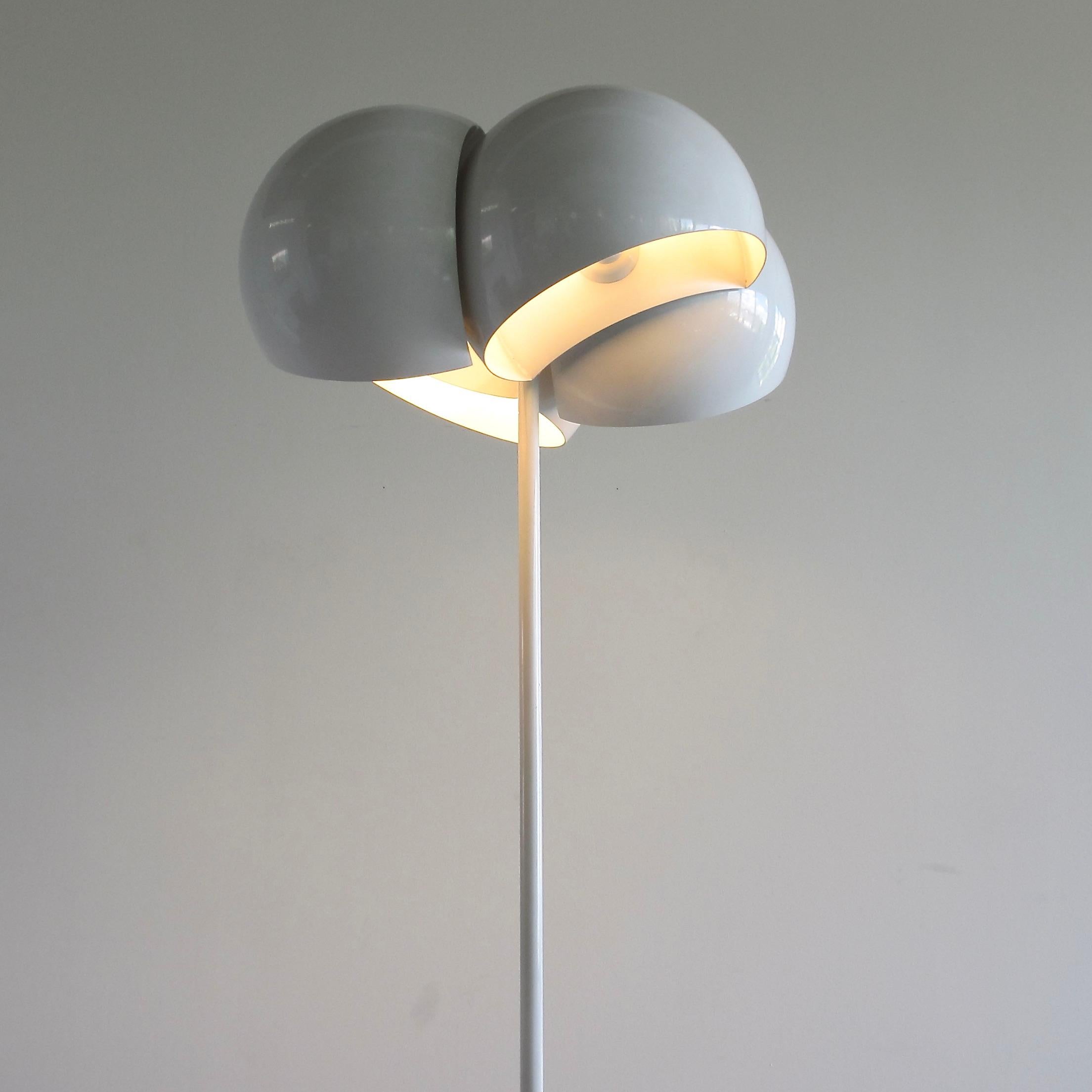 Large floor lamp designed by Vico Magistretti. Italy, Artemide, 1970.

Giunone floor lamp with four adjustable semi-spherical lampshades made of enamelled steel. The light can be directed in several directions... Four E27