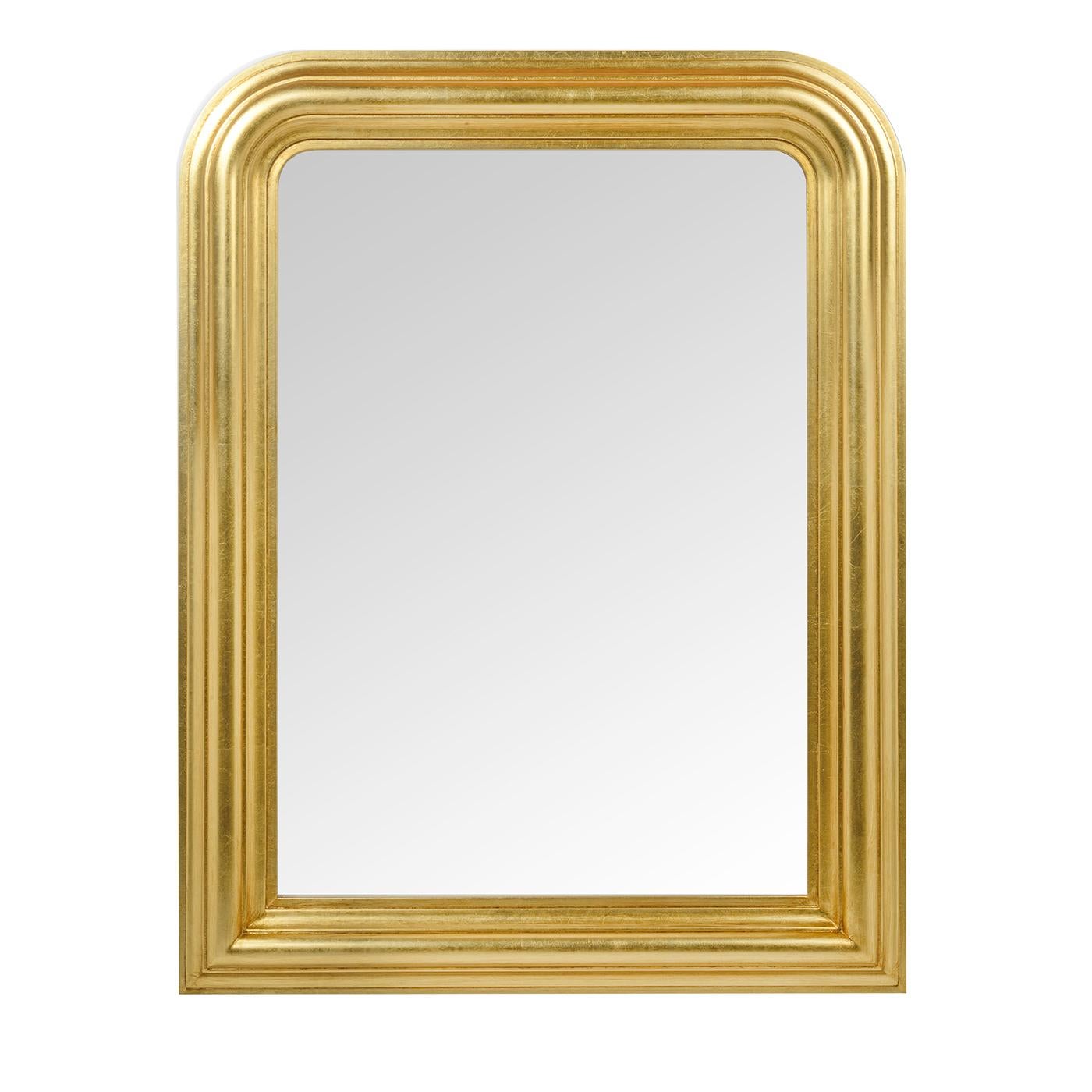 Ce miroir mural à couper le souffle de style Louis Philippe redéfinit la simplicité grâce à une sublime synthèse de lignes épurées et de détails luxueux. Des feuilles d'or précieuses enveloppent le cadre en bois, donnant du caractère aux profils