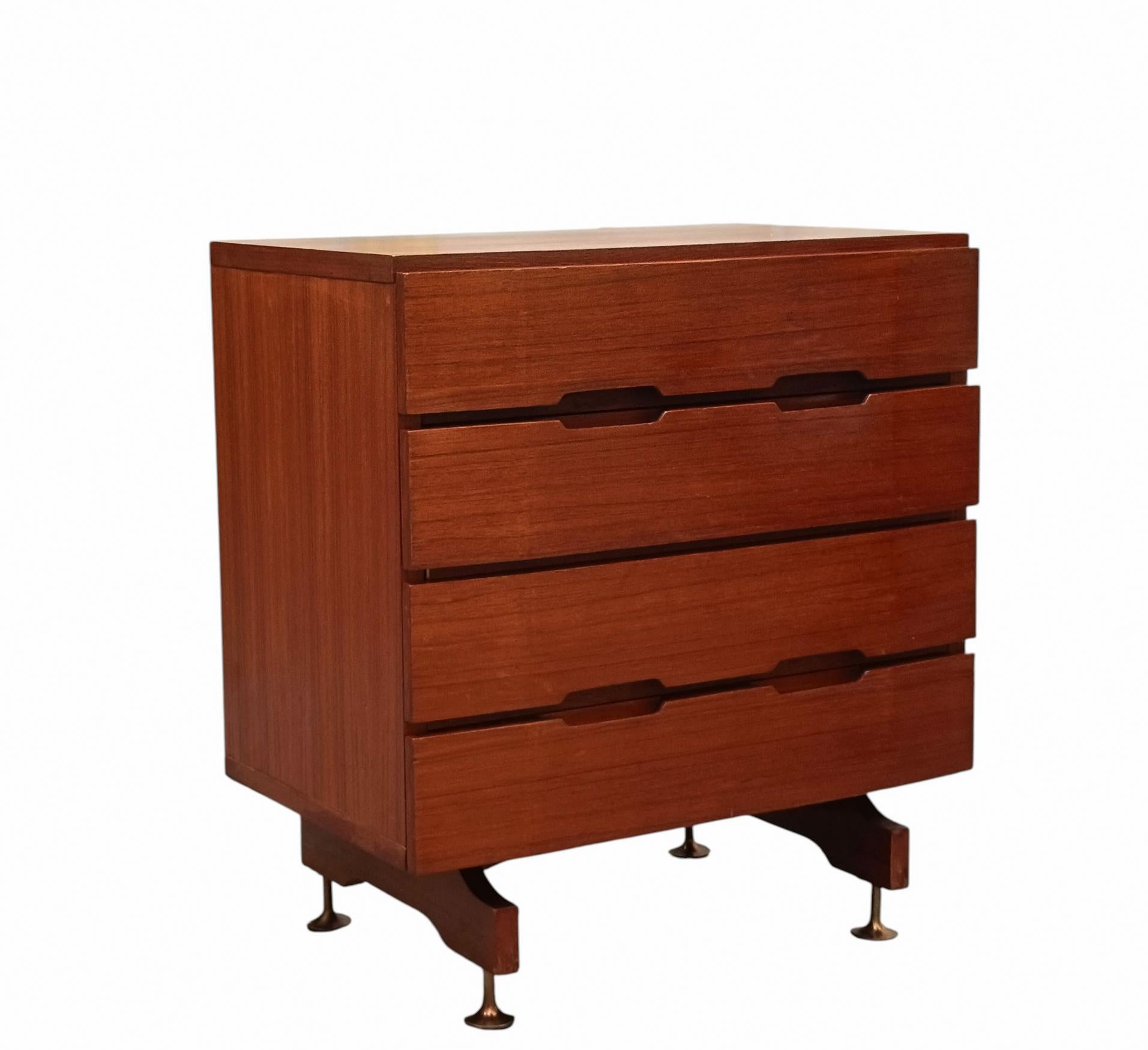 cassettiera in teak con finitura in noce opaco,  composta da quattro cassetti sostenuti da quattro gambe regolabili in ottone, disegnata da Giuseppe Brusadelli per GBL.