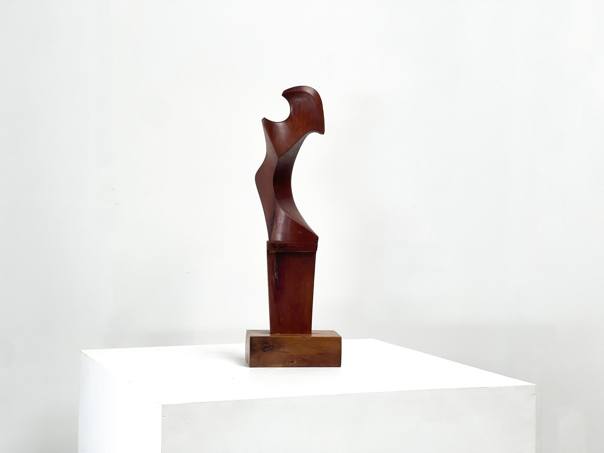 Sehr schön gestaltete Holzskulptur von Giuseppe Carli. Die Skulptur wurde im Jahr 1964 geschaffen.  Die Skulptur ist datiert und signiert. Carli war ein venezianischer Bildhauer, der für seine Holzskulpturen sehr berühmt wurde. Seine Skulpturen und