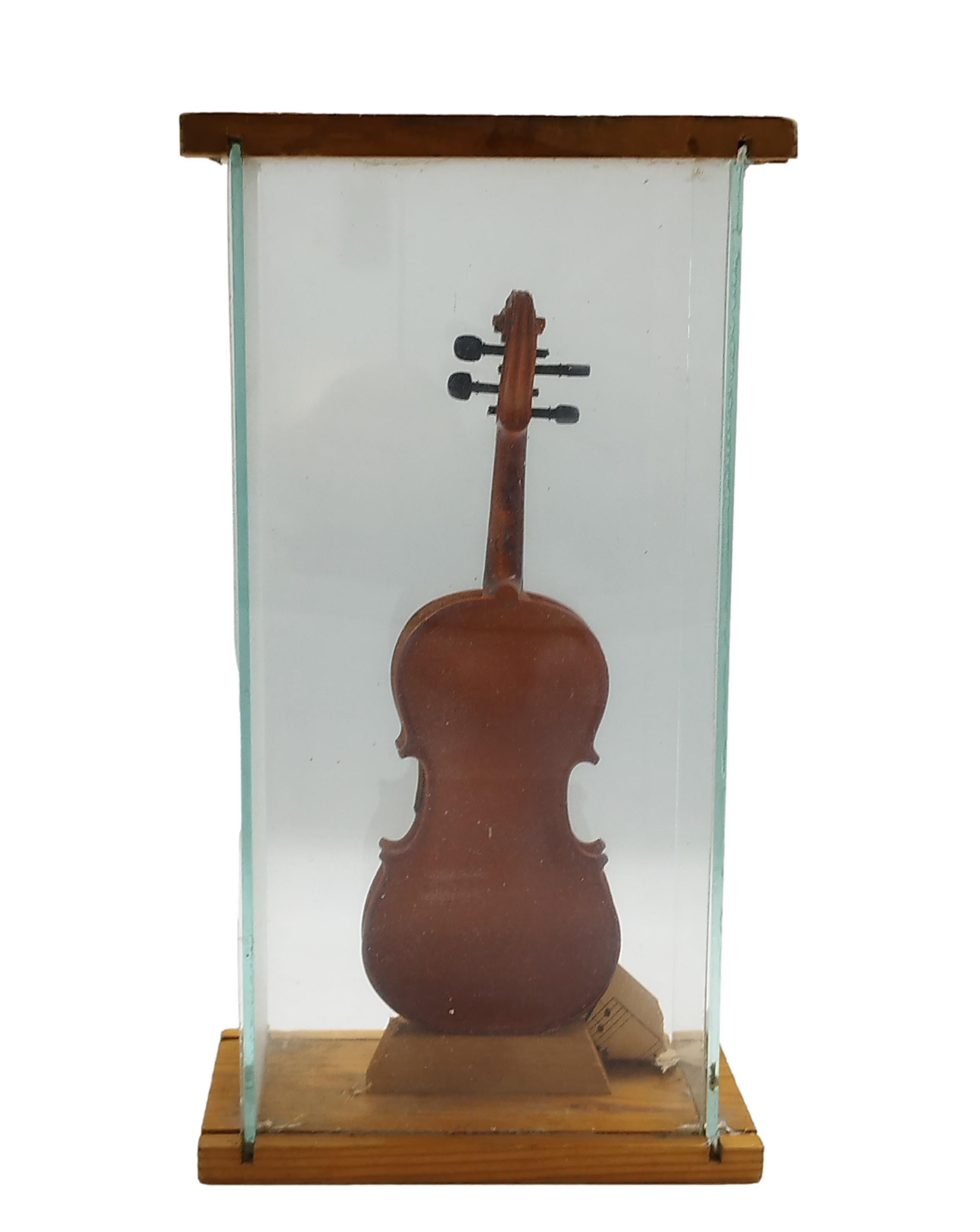 Assemblage, violin, paper collage on board, plexiglass case.
Chiari freely uses painting, objects, drawing and collage of photocopies and photographs to create intriguing works.

Exhibitions: Back to Future, Glenda Cinquegrana: lo Studio,