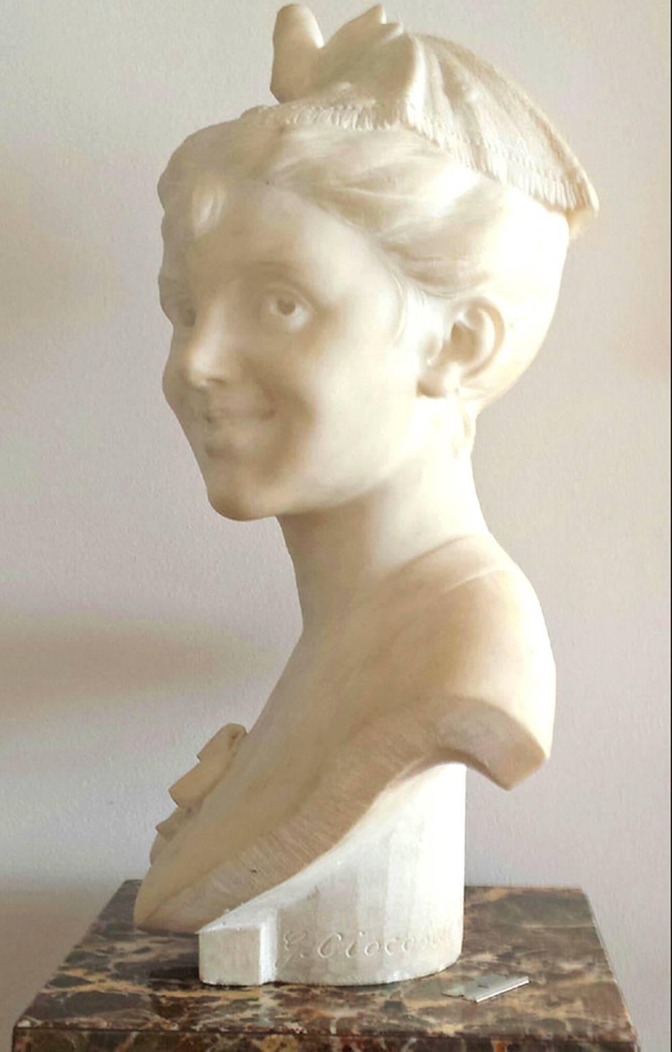 Porträt eines jungen Mädchens aus weißem Marmor 1