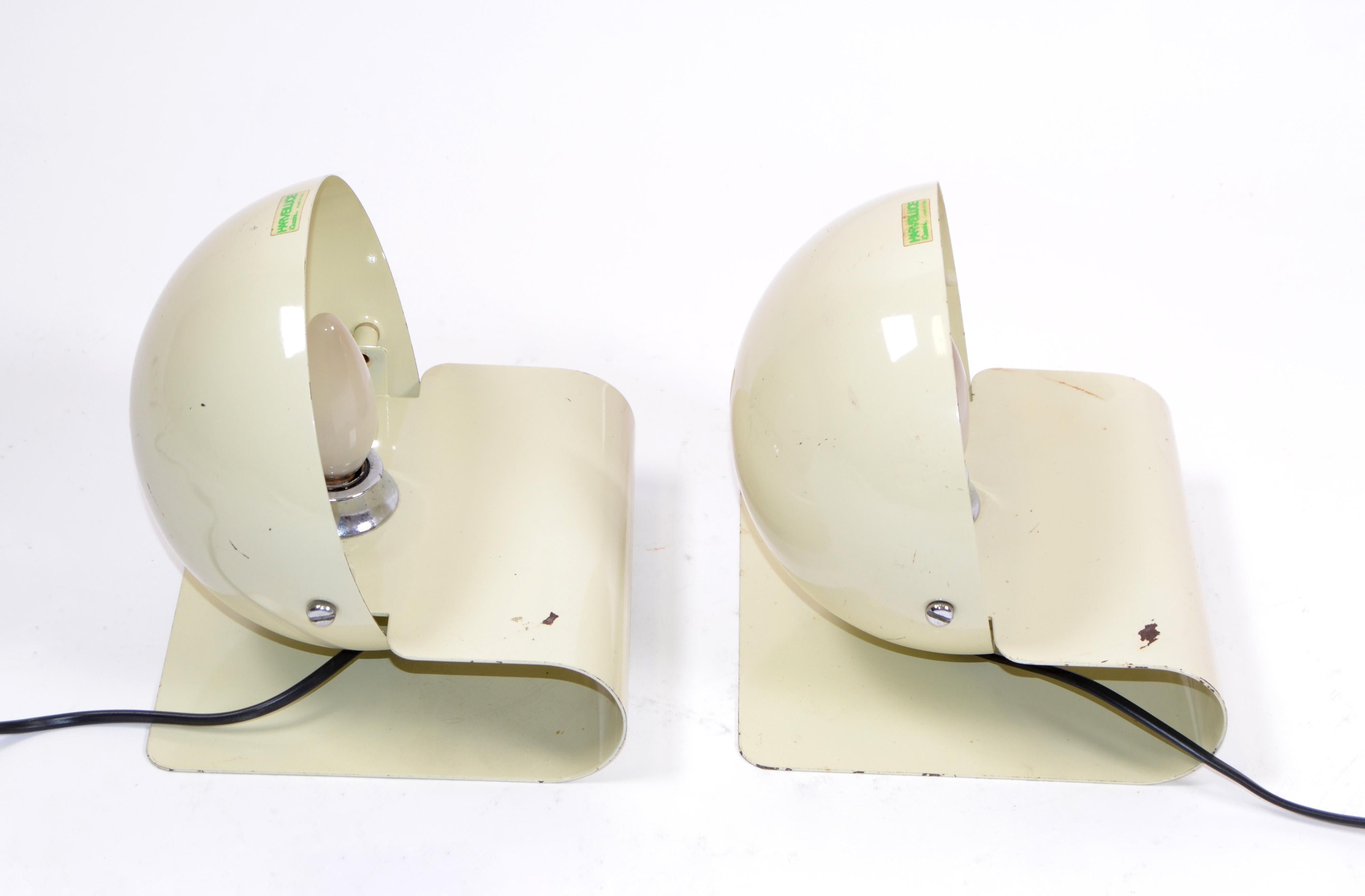 A pair of Giuseppe Cormio Space Age enameled metal 'Bugia' table lamps or bedside table lamps by Harveiluce IGuzzini, made in 1976, Italy.
The beige color was rare in the year of 1976.
Makers mark label on the globe.
The set is wired for Europe,