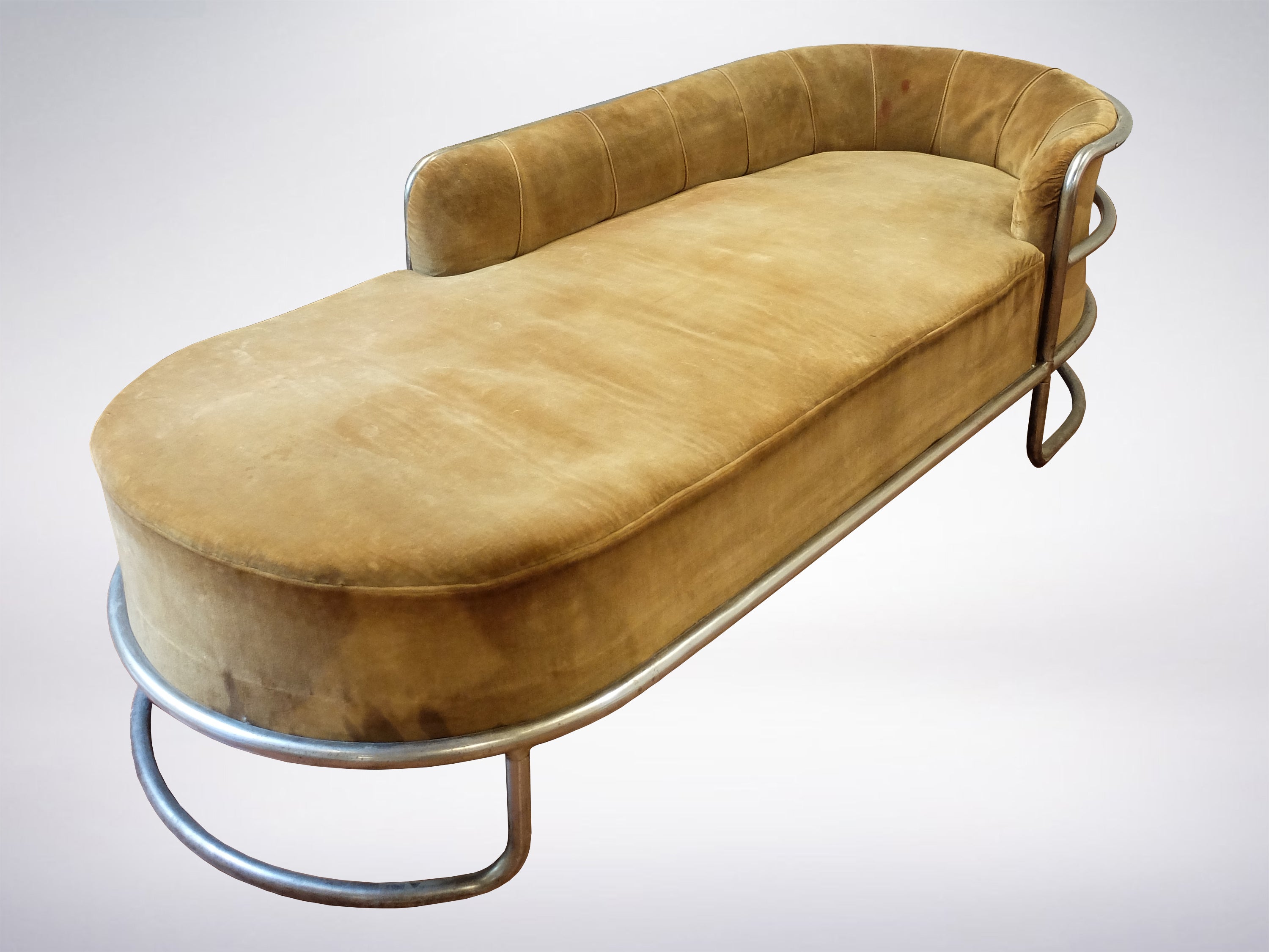 Giuseppe de Vivo sofa, 1935.

Beautiful padded velvet sofa by Giuseppe de Vivo. 
The chromed tubular steel support, with curved lines, turns it in a very interesting piece.
The velvet upholstery of the seat makes the piece valuable and highly