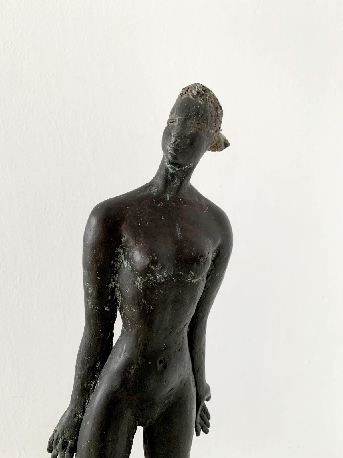 Une femme . Sculpture figurative contemporaine en bronze, Nu féminin, artiste italien - Or Figurative Sculpture par Giuseppe del Debbio