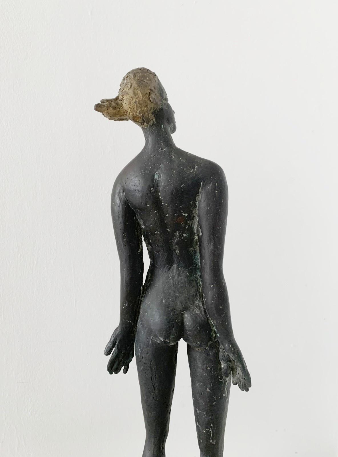 Sculpture figurative contemporaine en bronze représentant une femme debout, réalisée par l'artiste italien, le professeur Giuseppe del Debbio. La sculpture est signée sur la base. 

GIUSEPPE DEL DEBBIO ( 1950-2019)
Professeur à l'Académie des