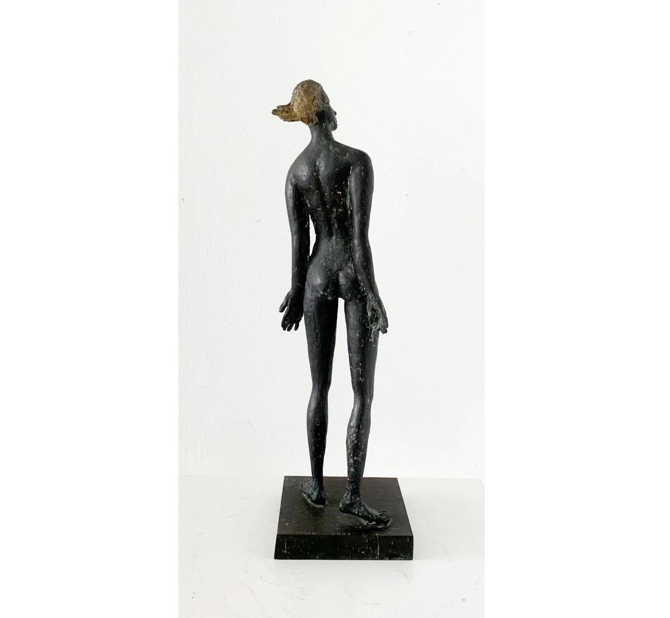 Une femme . Sculpture figurative contemporaine en bronze, Nu féminin, artiste italien en vente 3