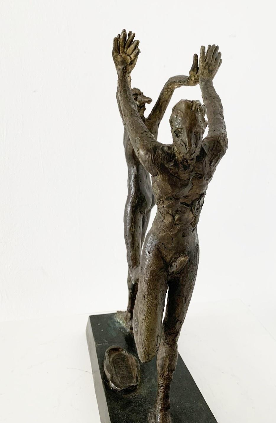 Sculpture figurative contemporaine en bronze représentant un couple dansant ensemble, réalisée par l'artiste italien, le professeur Giuseppe del Debbio. La sculpture est signée sur la base. Le couple est composé d'un homme et d'une femme qui se