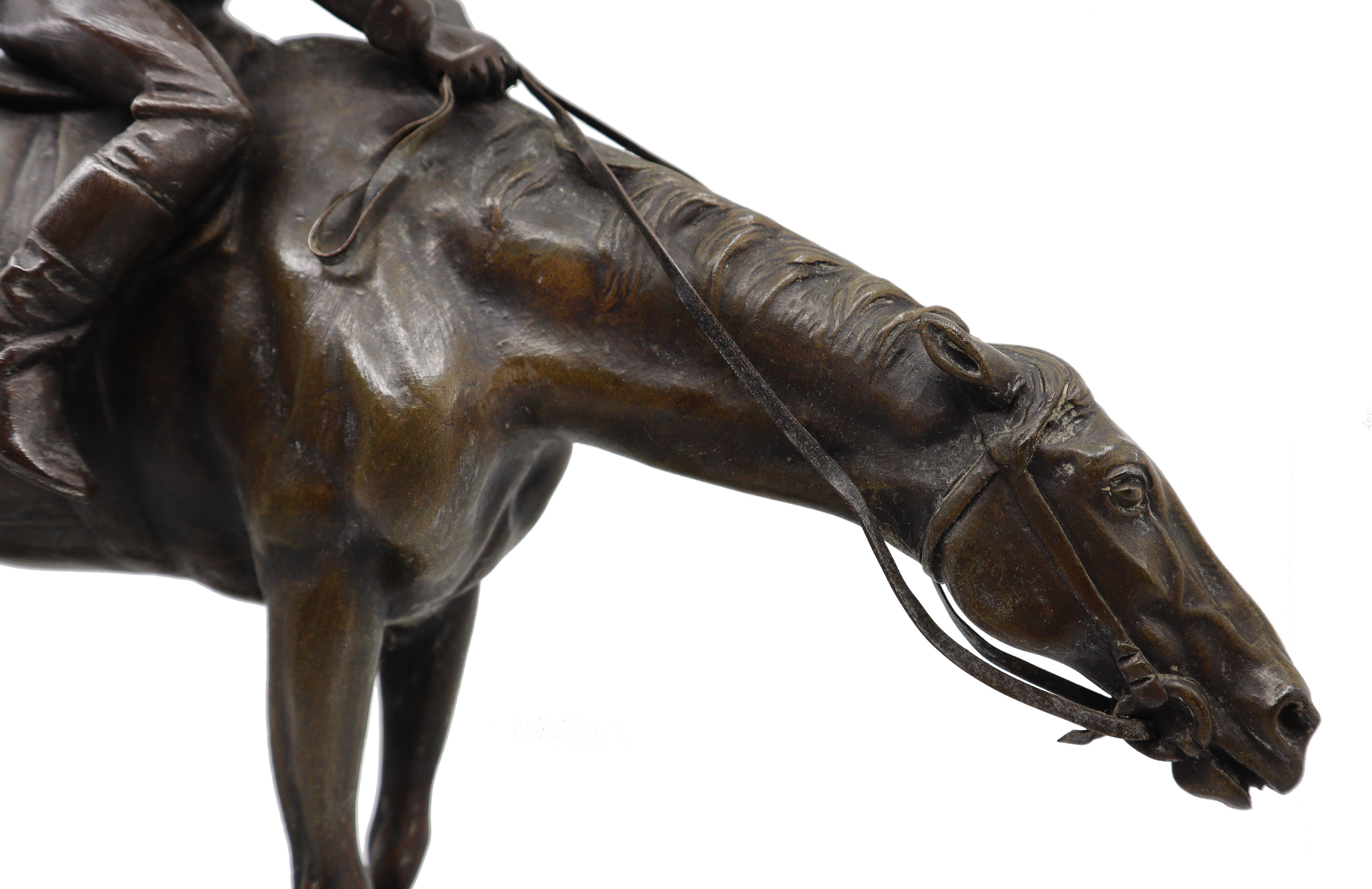 Statue équestre en bronze représentant un jockey sur son cheval, réalisée par le sculpteur italien G. Ferrari au 19e siècle.  
Giuseppe Ferrari est un sculpteur italien né en 1843. Ses œuvres représentent des personnages et des groupes de manière