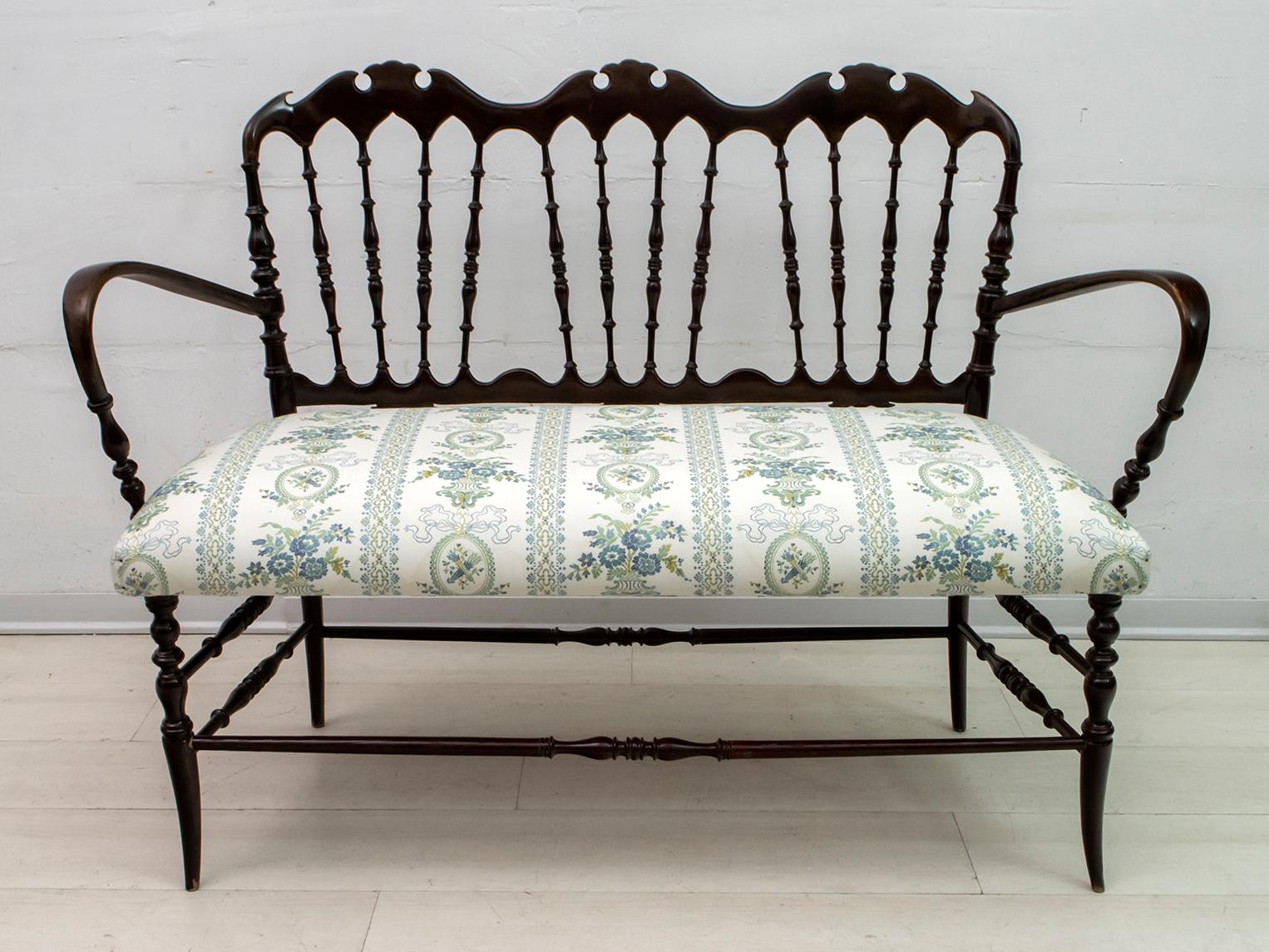 Dieses Sofa mit Armlehnen wurde von Gaetano Descalzi in der Stadt Chiavari in Italien entworfen, wo es seitdem in verschiedenen Modellen hergestellt wird.
Aus mahagonibeizter Buche gefertigt und mit satiniertem Stoff bezogen.
die Sessel messen: cm