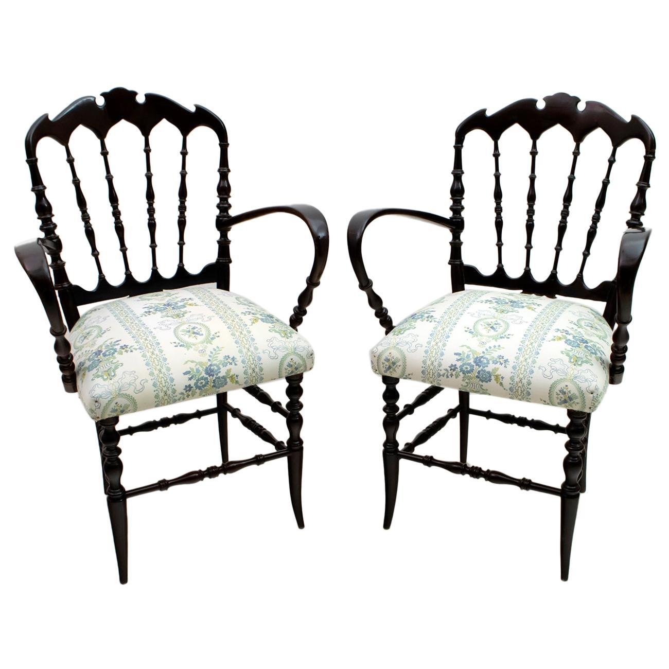 Questo set di sedie tipiche di Chiavari e un divano con braccioli è stato disegnato da Gaetano Descalzi nella città di Chiavari, in Italia, dove da allora è stato prodotto in vari modelli.
Realizzato in faggio tinto mogano e rivestito in tessuto