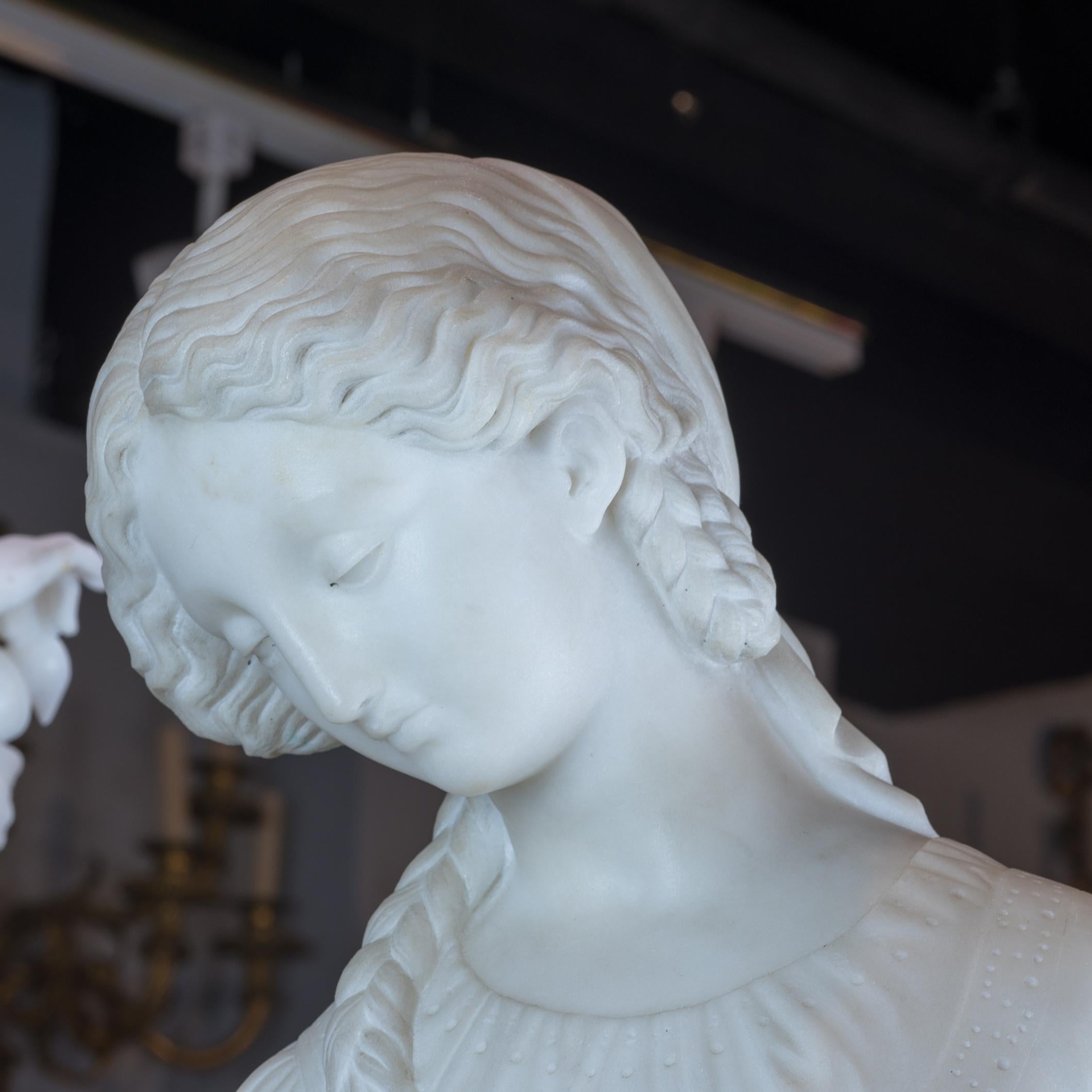 Scultura in marmo italiano Statua di una giovane bellezza in vendita 3