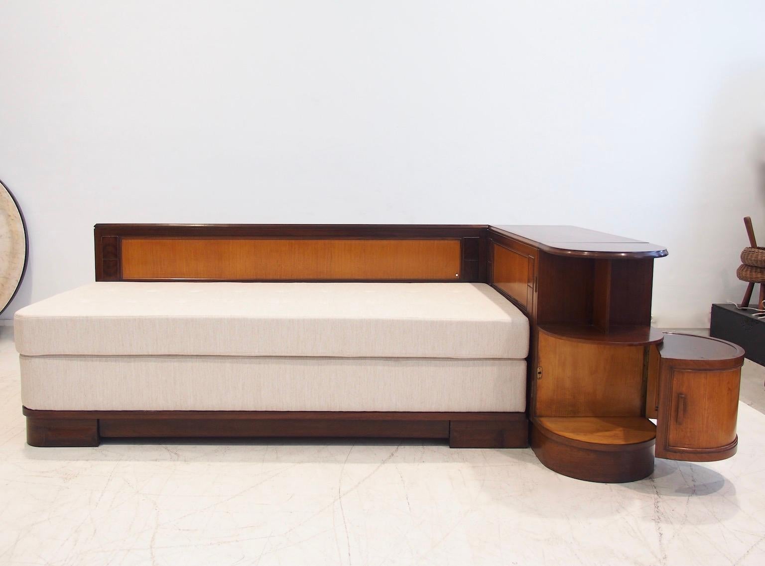 Mid-Century Modern Méridienne du milieu du siècle dernier de Giuseppe Gibelli avec table de chevet en vente