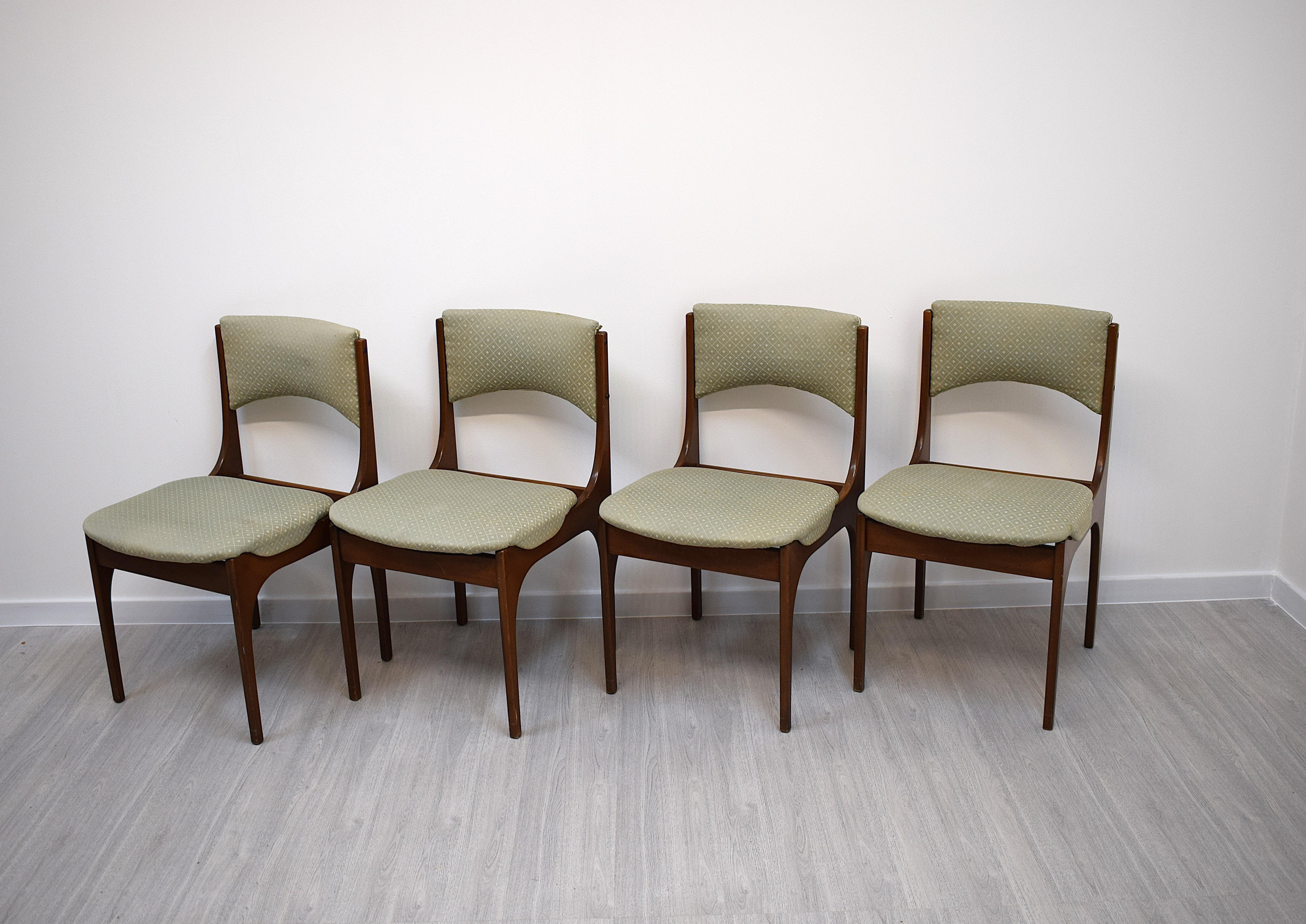 
Ensemble de 4 chaises modèle Beatrice conçues par Giuseppe Gibelli pour Sormani en 1970.
Ces élégantes chaises vintage sont dotées d'un cadre en bois massif et d'une assise recouverte de tissu. Elles sont parfaites pour enrichir les environnements