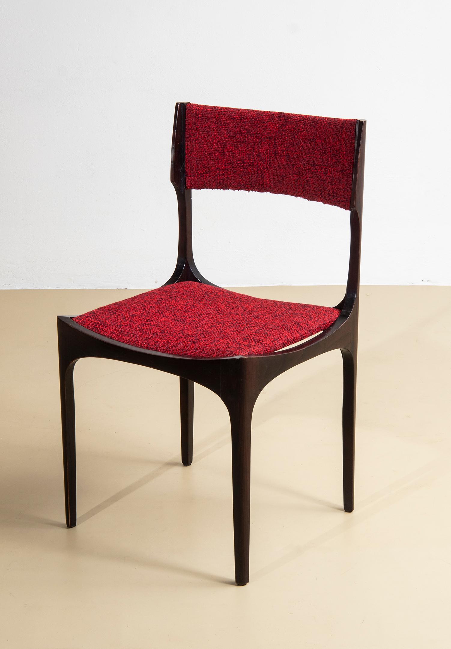 Set di quattro sedie modello ‘Elisabetta’ in legno con impiallacciato di palissandro disegnate da Giuseppe Gibelli negli anni 60 per Sormani. Rivestite in stoffa mélange rossa. 

Bibliografia:
Rivista dell'Arredamento n. 102

