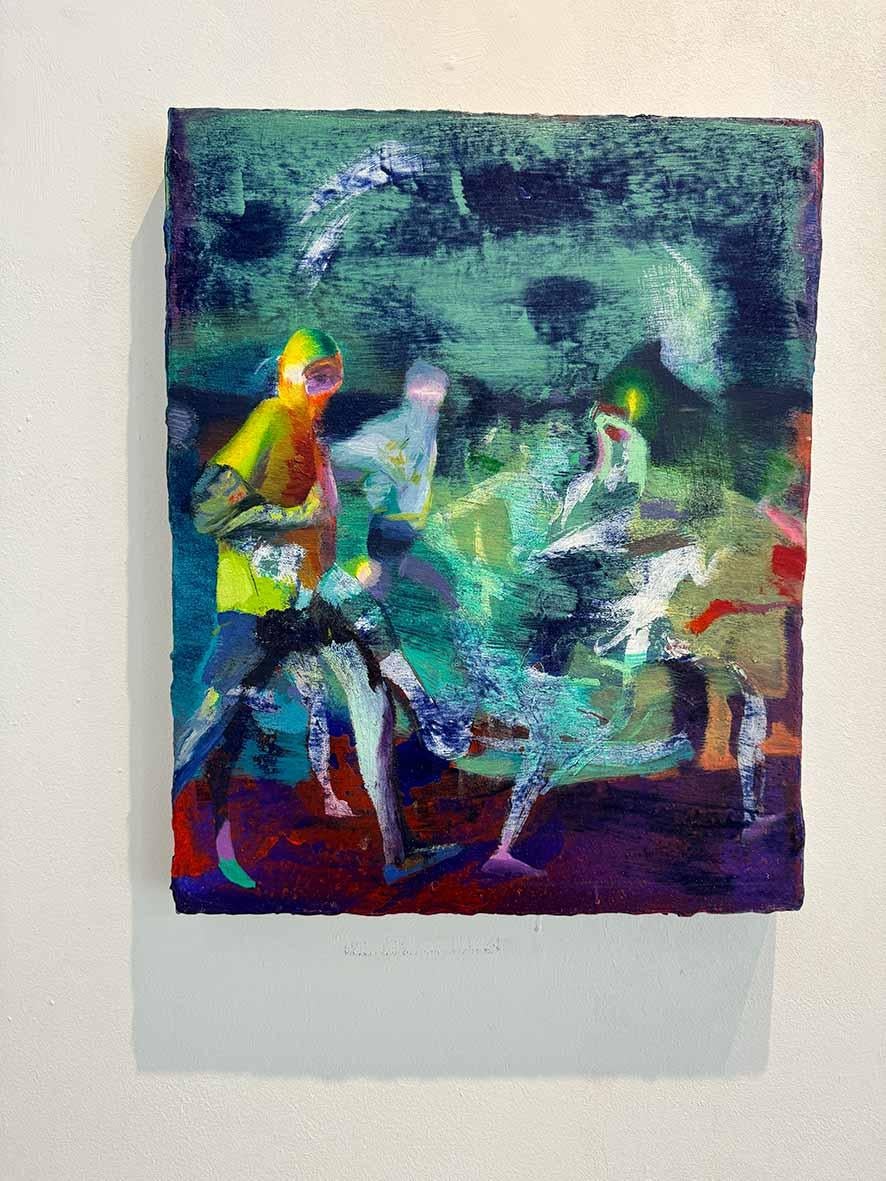 Les peintures de Giuseppe Gonella explorent les rituels, les rêves et les peurs typiques de l'homme moderne et emmènent le spectateur à travers des dystopies et des paysages mystérieux aux horizons incertains, apparaissant comme des illusions. Ses