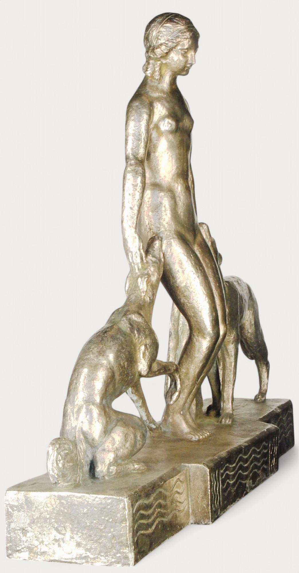 Diana und die Hunde von Giuseppe Joseph D'Aste ist eine fein gearbeitete versilberte Bronzeskulptur aus den 1920er Jahren, die im Wachsausschmelzverfahren (cire perdue) gegossen wurde. Diese Technik, die für ihre Präzision bekannt ist, hat einen