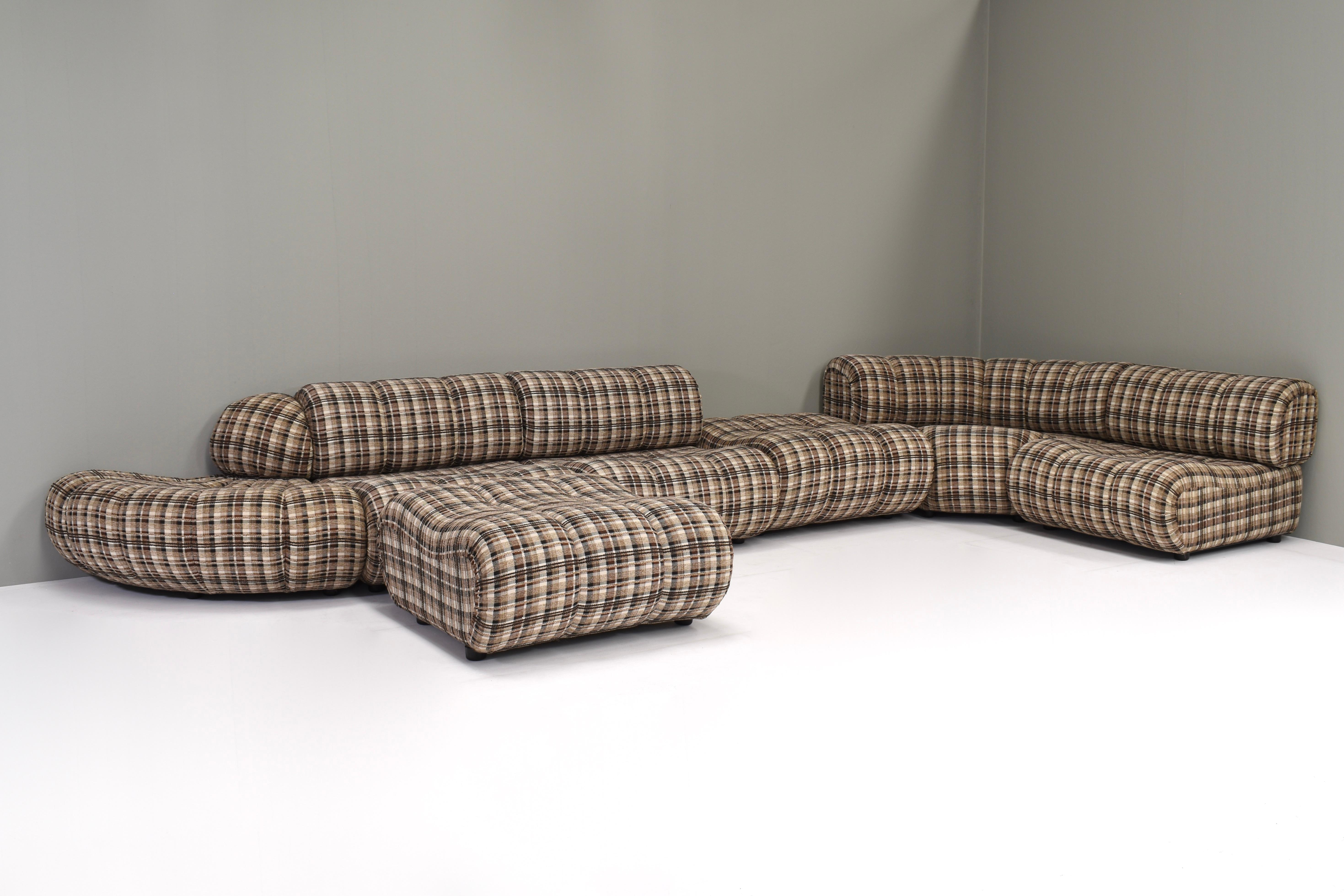 Rare canapé sectionnel de Giuseppe Munari pour Poltrona Munari, Italie circa 1970.
Ce canapé est composé de 7 éléments qui peuvent être agencés pour former différentes configurations à votre guise.
Le tissu est encore d'origine et est composé d'un