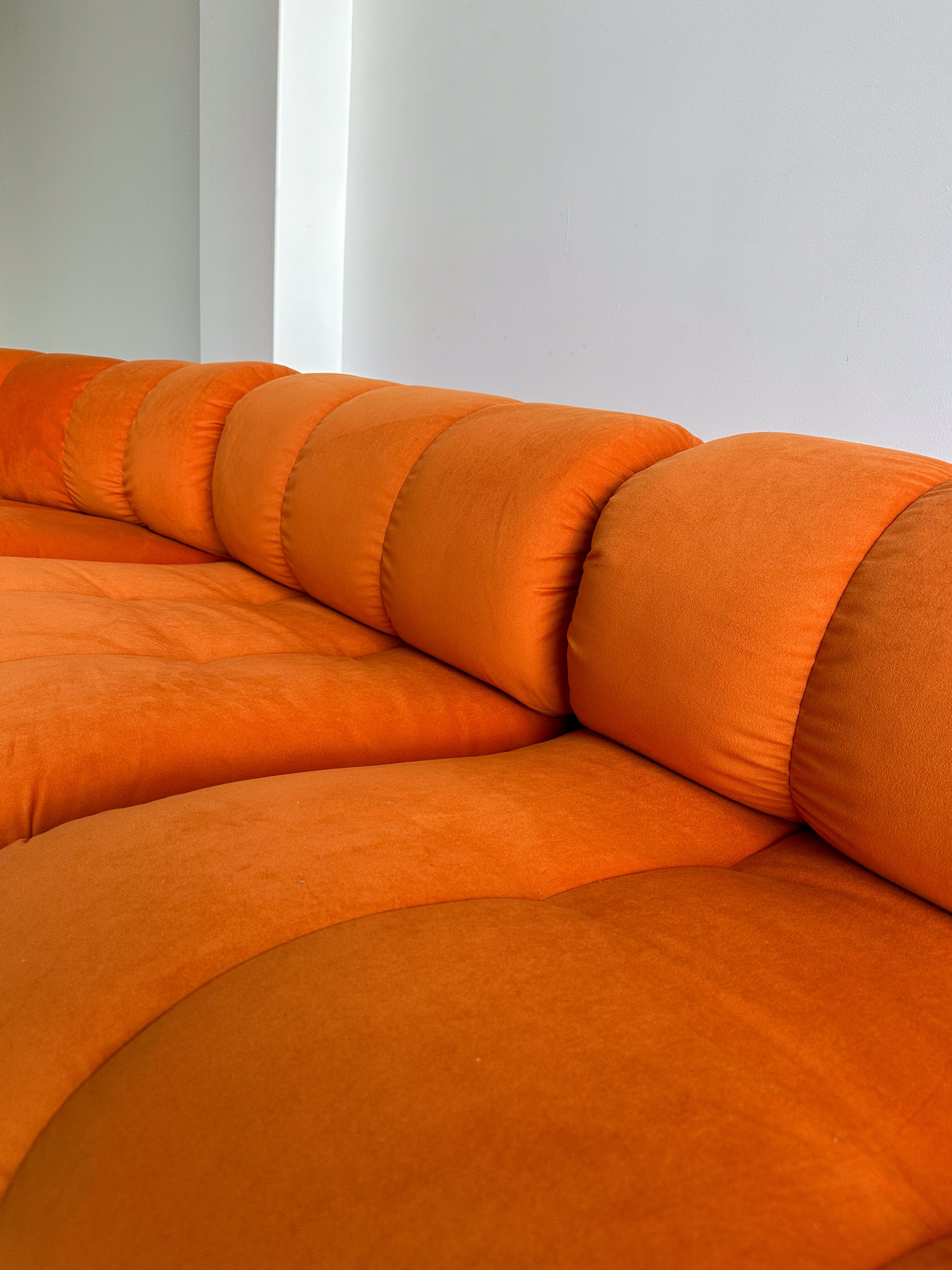 Mid-Century Modern Giuseppe Munari pour Poltronova - Ensemble de quatre canapés orange modulaires des années 1970 en vente