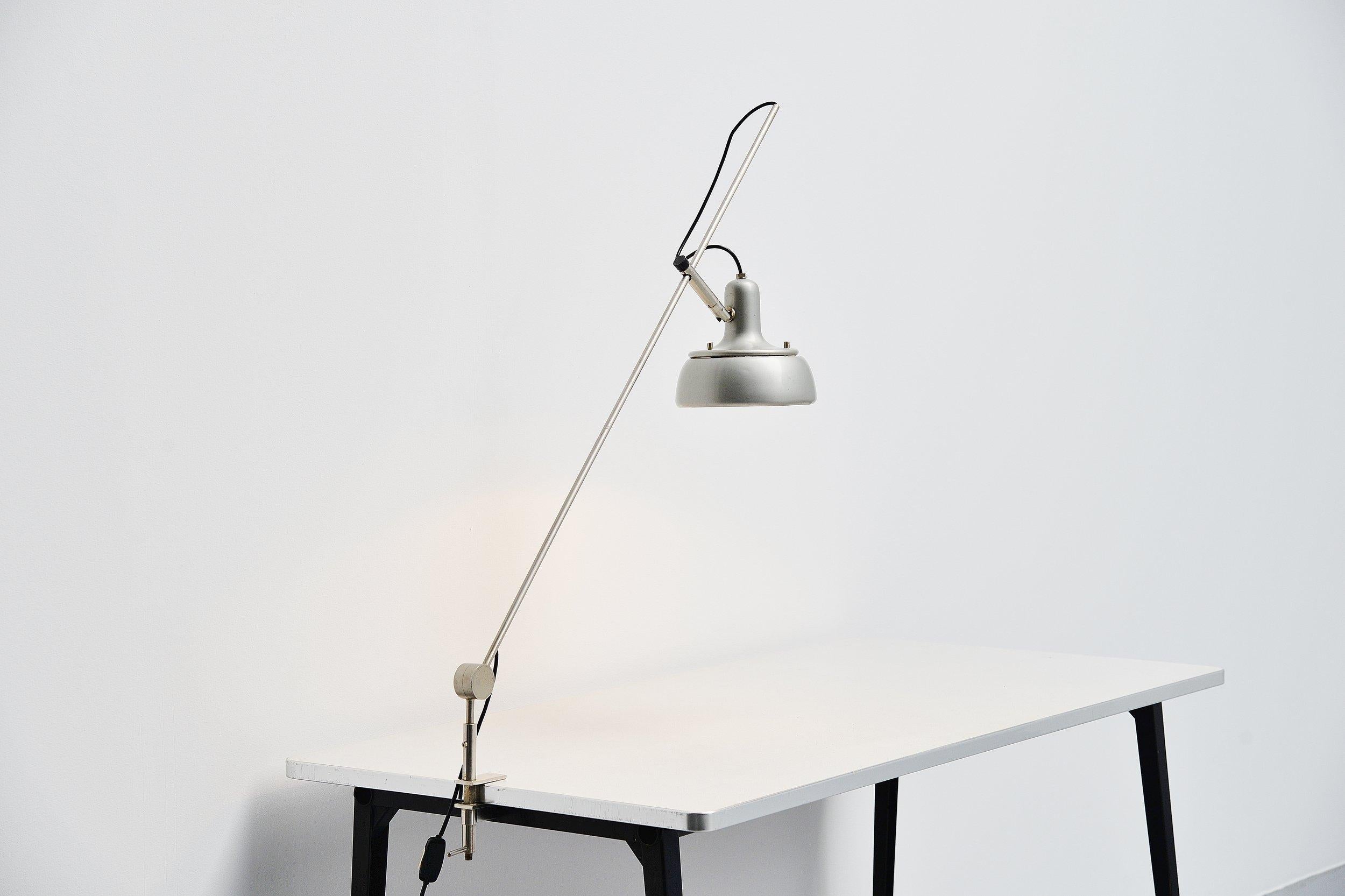 Very rare desk clamp lamp model 292-r designed by Giuseppe Ostuni and manufactured by Oluce, Italy 1950. This lamp is the precursor of the similar but smaller desk lamp designed bu Tito Agnoli, model 255. This lamp is much bigger, more impressive
