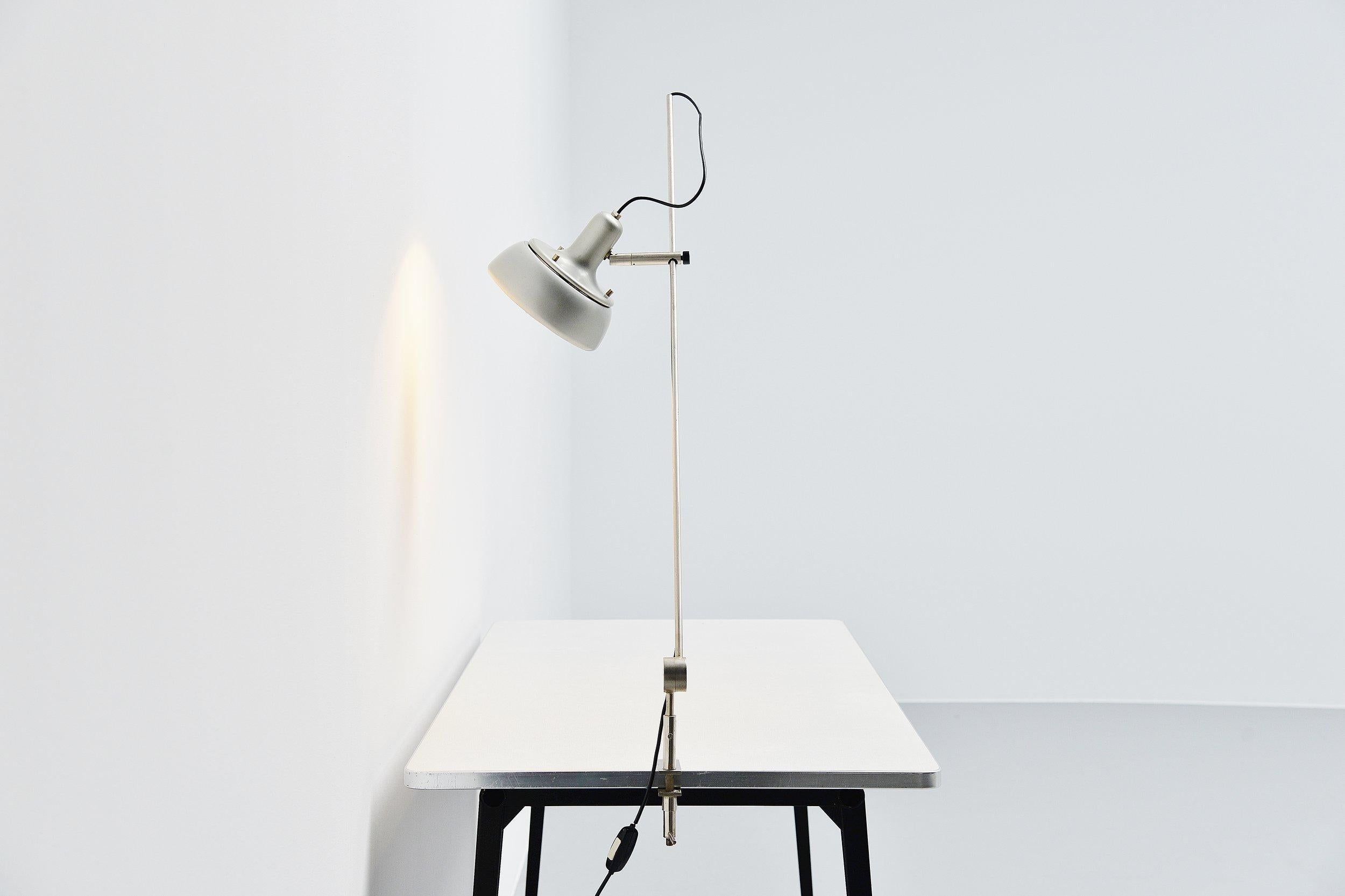 Giuseppe Ostuni 292-R Desk Clamp Lamp Italy 1950 In Good Condition For Sale In Roosendaal, Noord Brabant