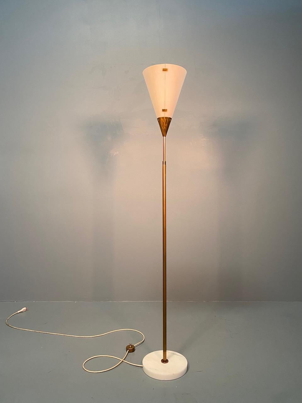 Superbe lampadaire ajustable minimaliste modèle 339 conçu par Giuseppe Ostuni et fabriqué par Oluce, Italie 1950. Le lampadaire est doté d'une base ronde en marbre de Carrare et d'une tige extensible en laiton. L'abat-jour est en plexiglas blanc