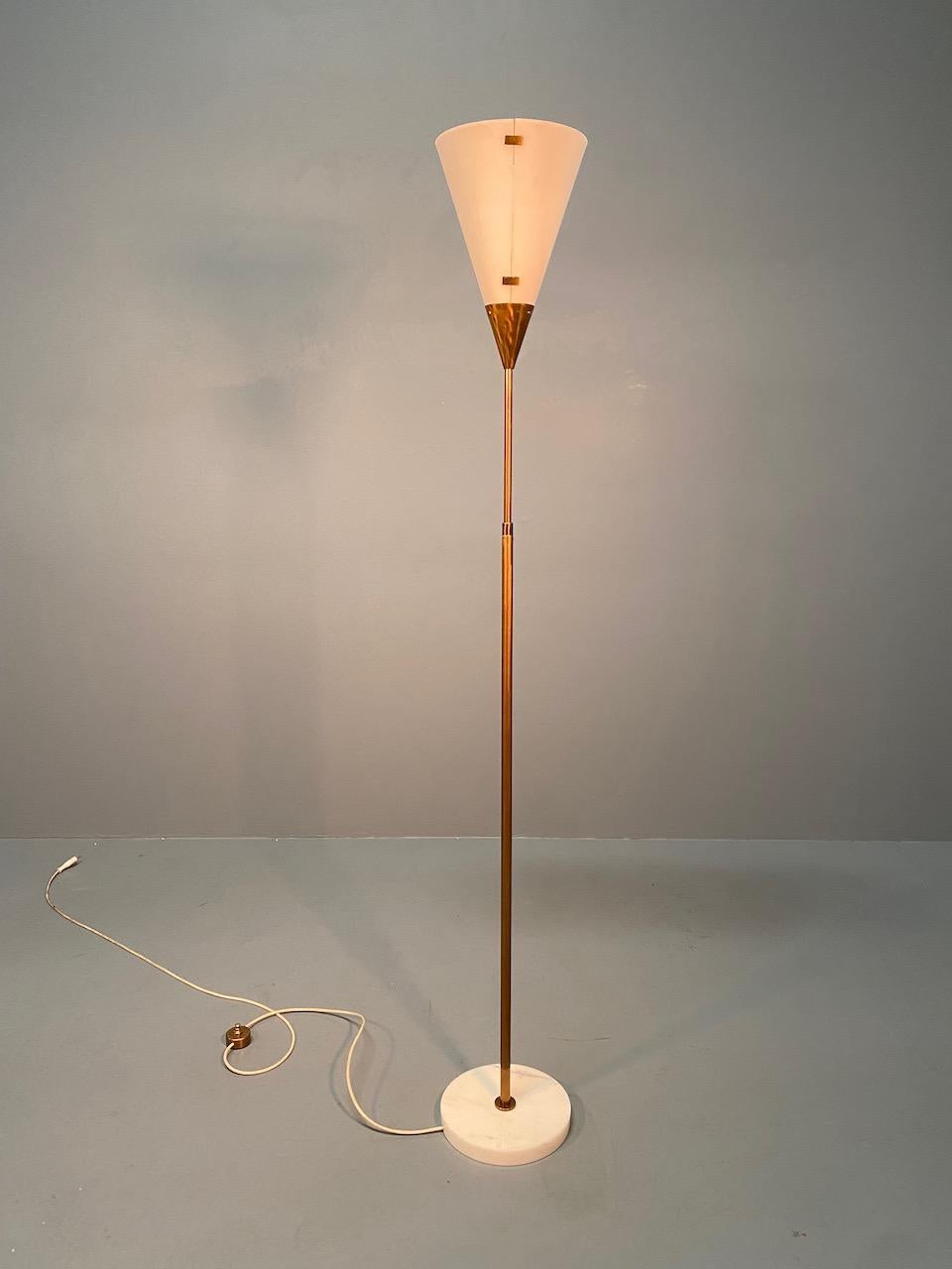 20ième siècle Giuseppe Ostuni 339 lampadaire réglable Oluce, 1950 en vente
