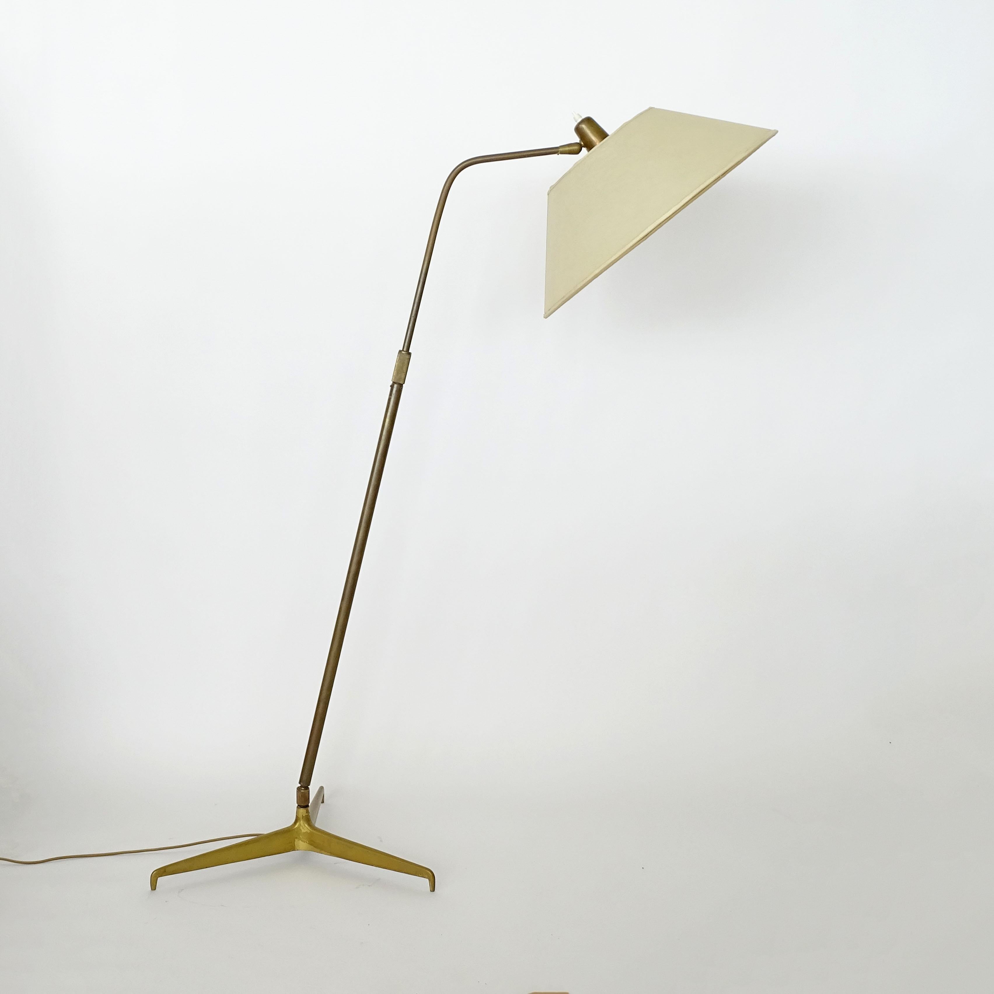 Giuseppe Ostuni adjustable brass floor lamp for Oluce, Italy 1950s
