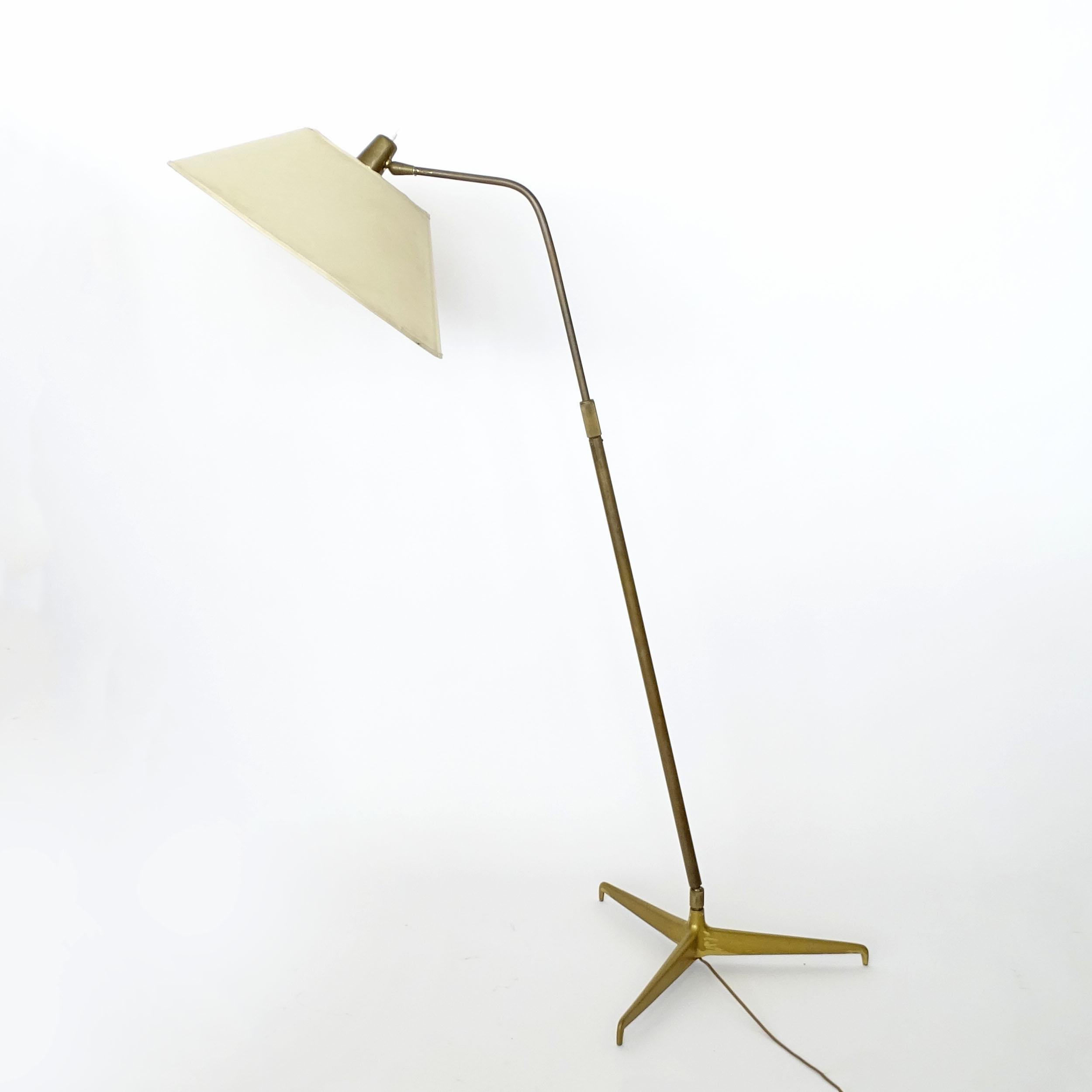 Italian Giuseppe Ostuni adjustable brass floor lamp for Oluce, Italy 1950s For Sale