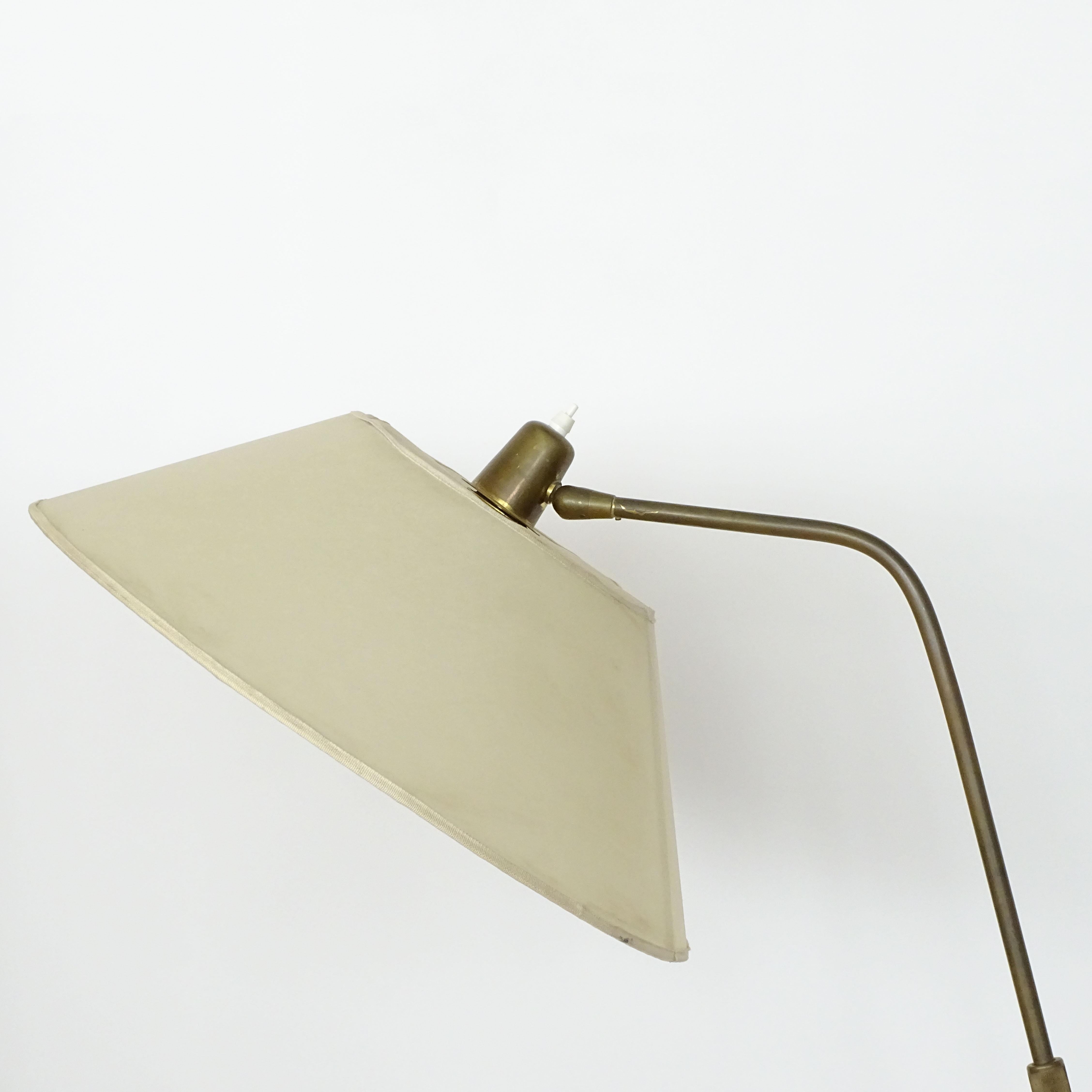 Giuseppe Ostuni adjustable brass floor lamp for Oluce, Italy 1950s In Good Condition For Sale In Milan, IT