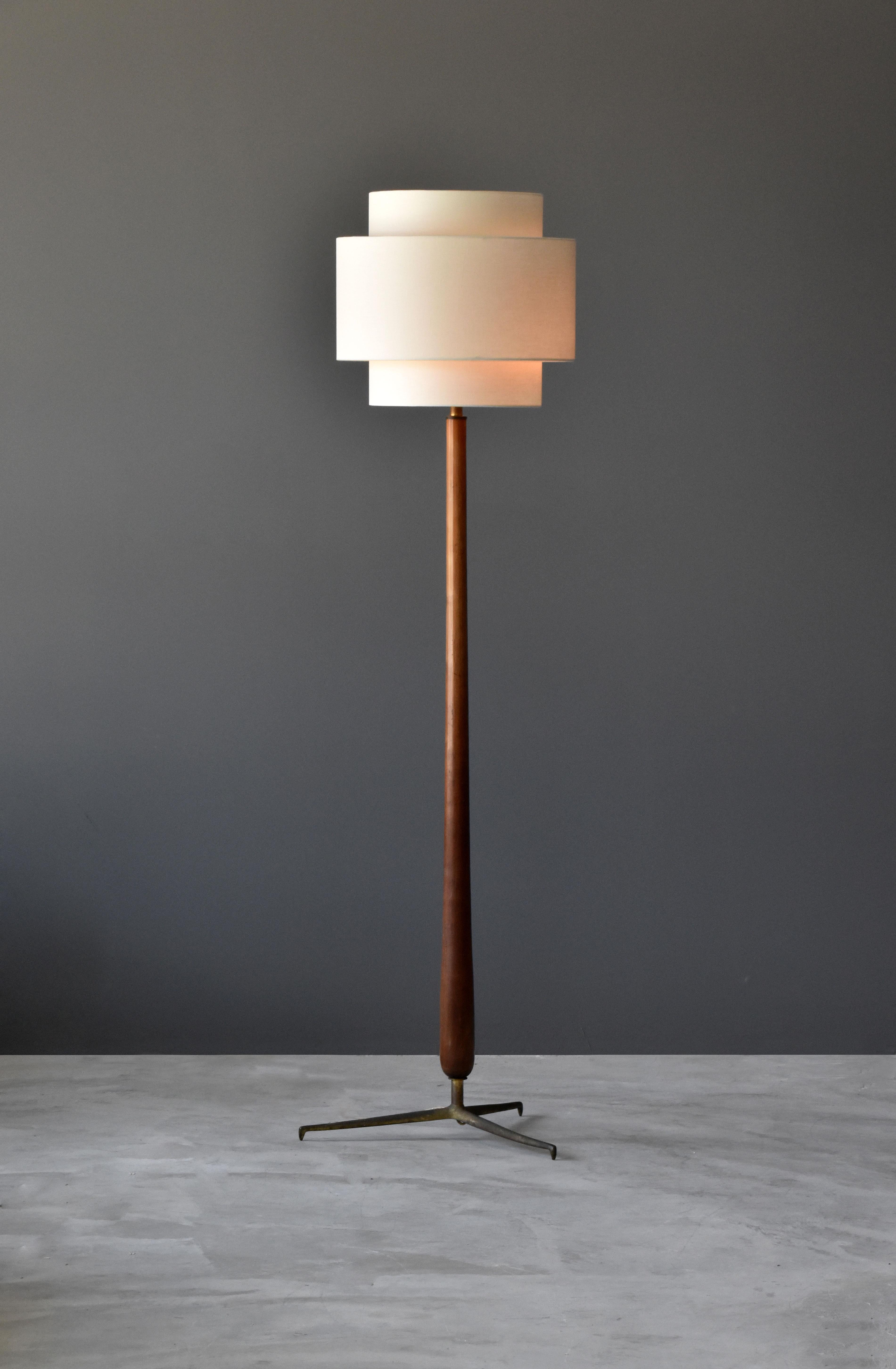 A highly modernist floor lamp, design attributed to Giuseppe Ostuni, presumably manufactured by O-Luce, Italia.

The organic oak rod rests on a brass tripod base. Features an uplight in addition to double side sockets.

Other Italian lighting
